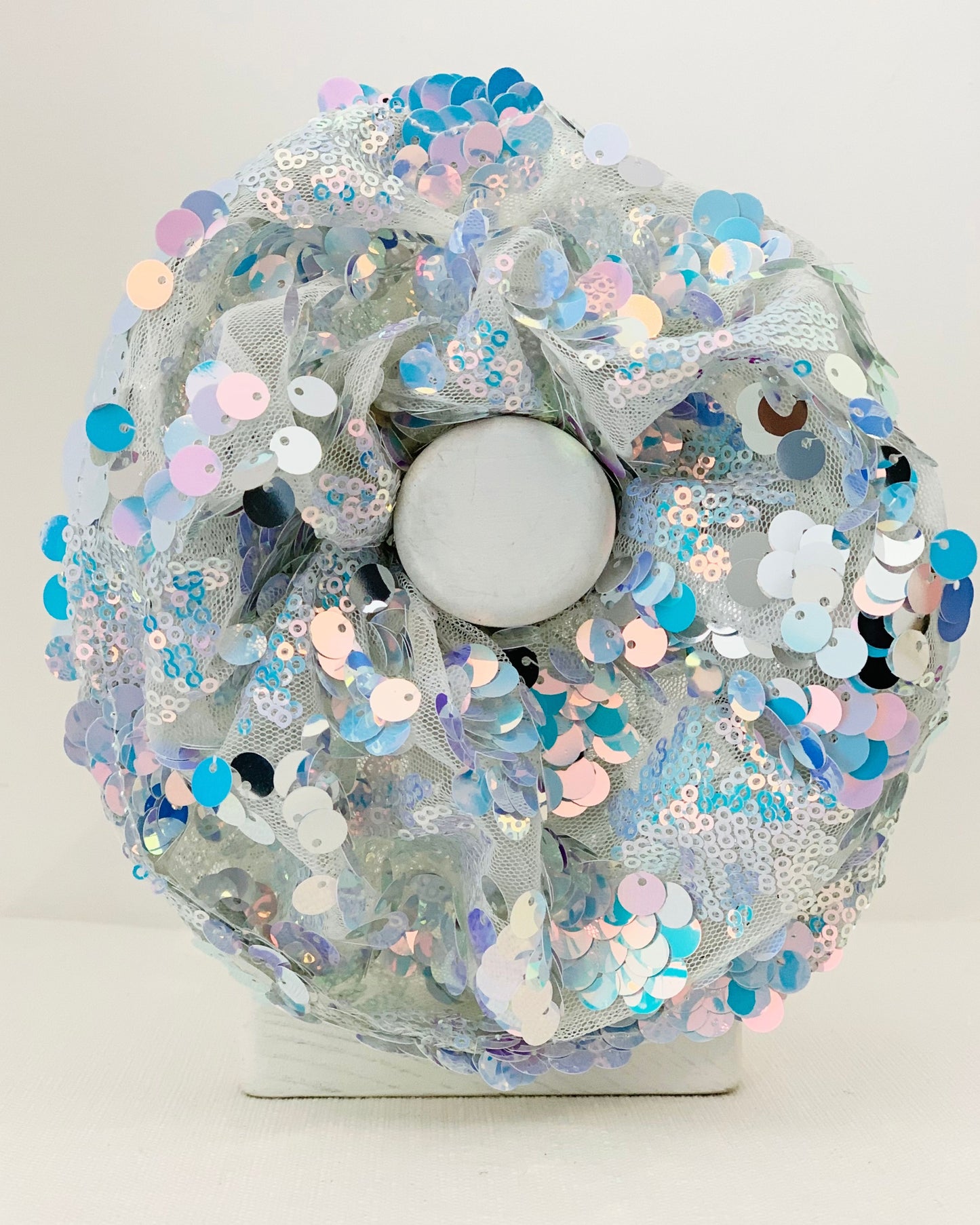 Elegante elastico per capelli in pregiata stoffa con paillettes iridescenti