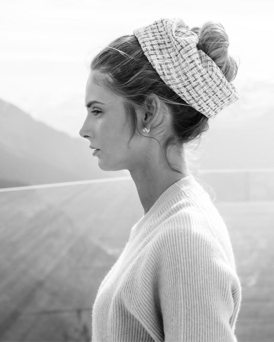 Come indossare un grande elastico per capelli in stoffa