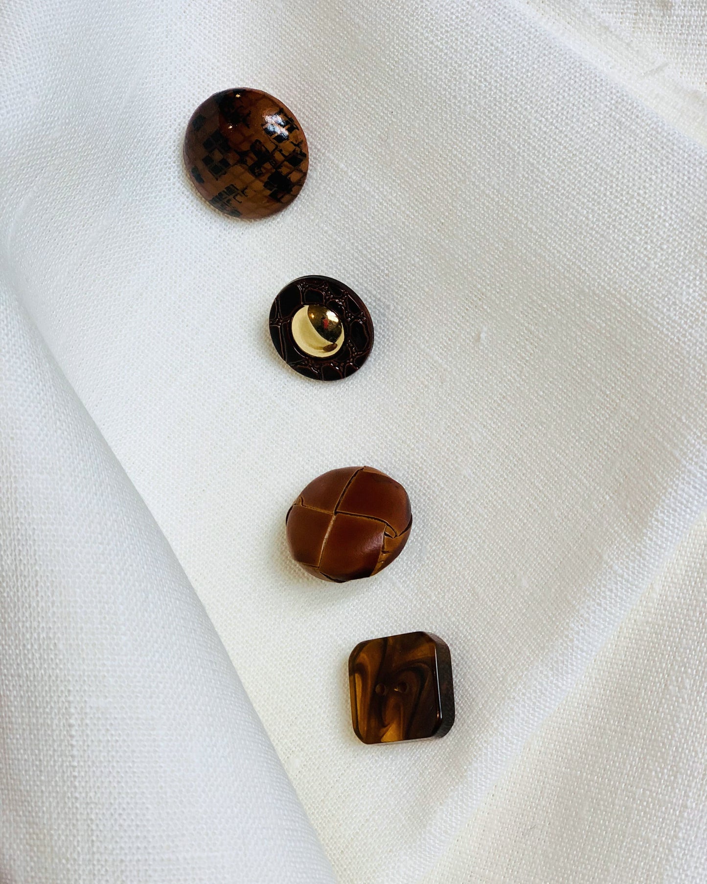 esempio bottoni a contrasto per personalizzare gonne e pantaloni in lino bianco Le Globazine