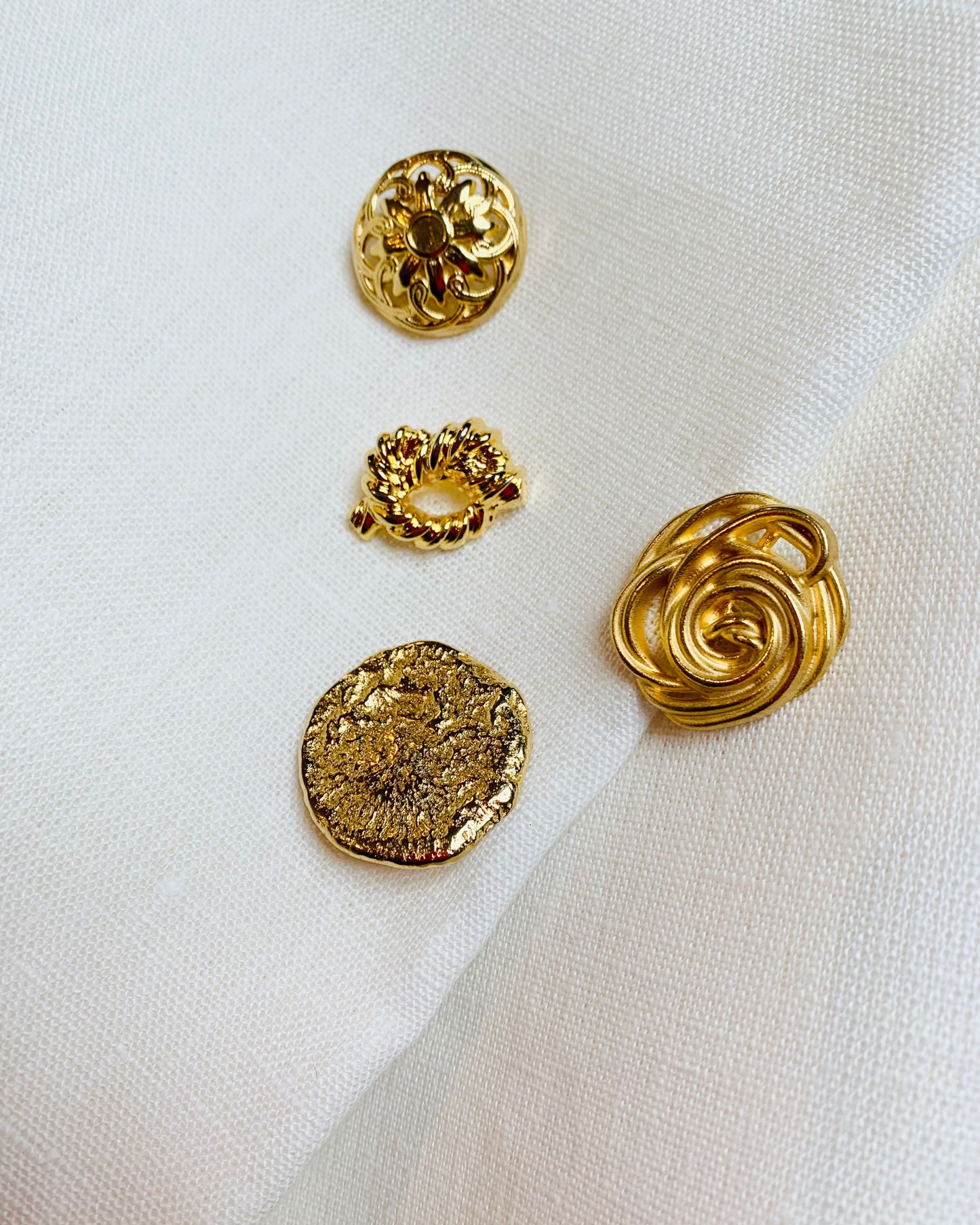 esempio bottoni gold per personalizzare gonne e pantaloni in lino bianco Le Globazine