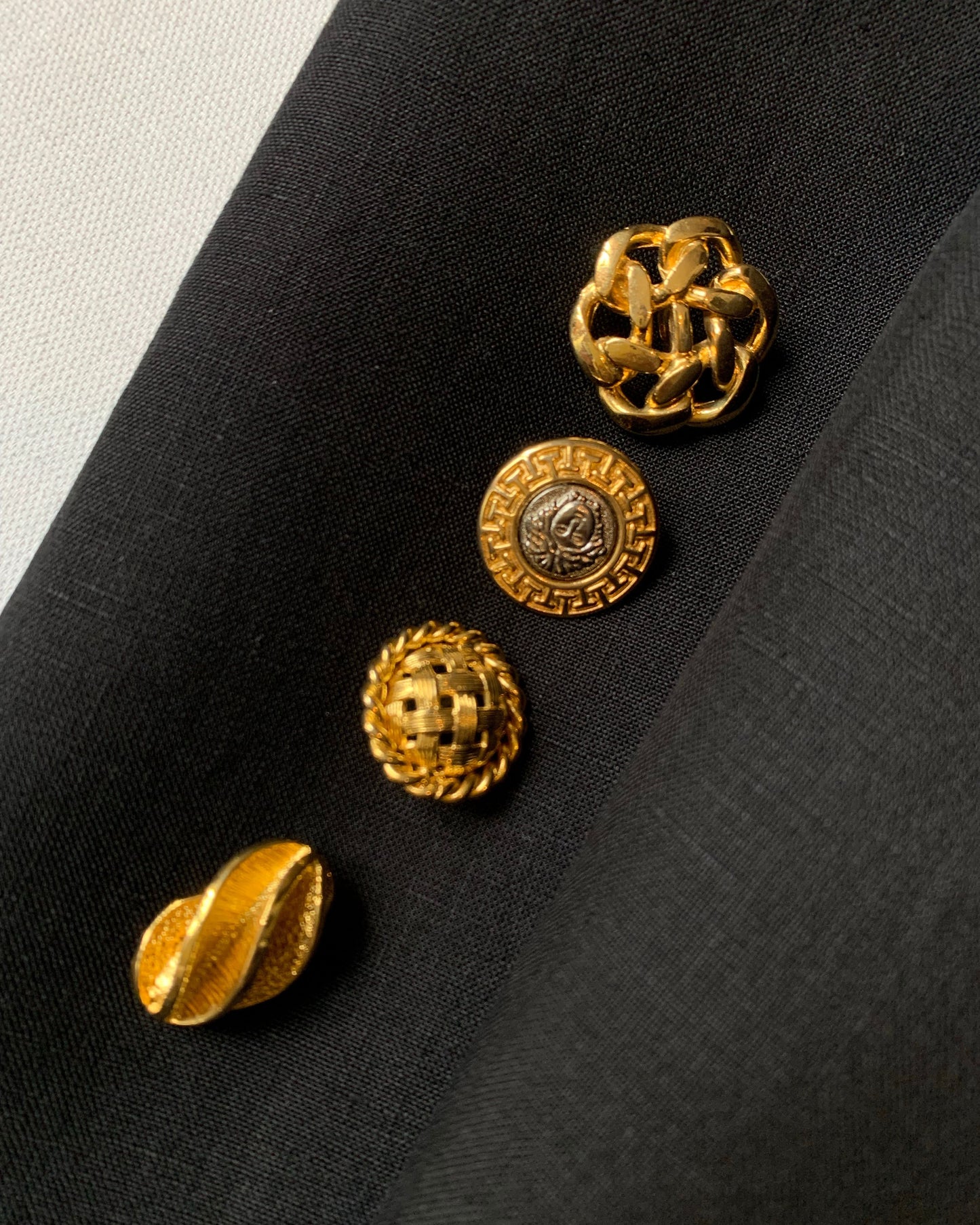 esempio bottoni gold per personalizzare gonne e pantaloni in lino nero Globazine