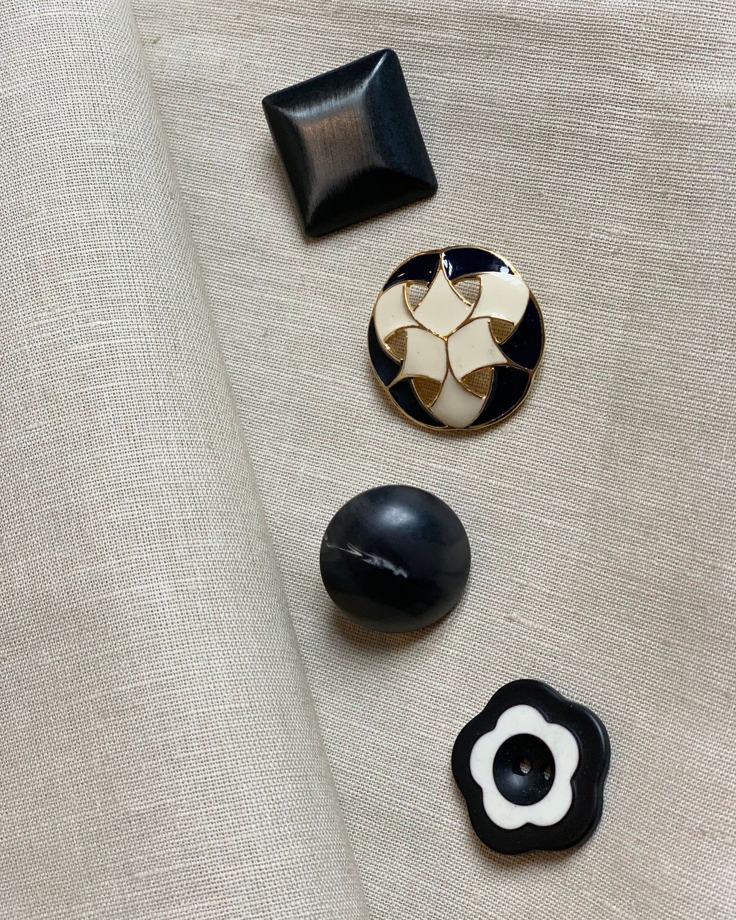 esempio bottoni a contrasto per personalizzare gonne e pantaloni in lino sabbia