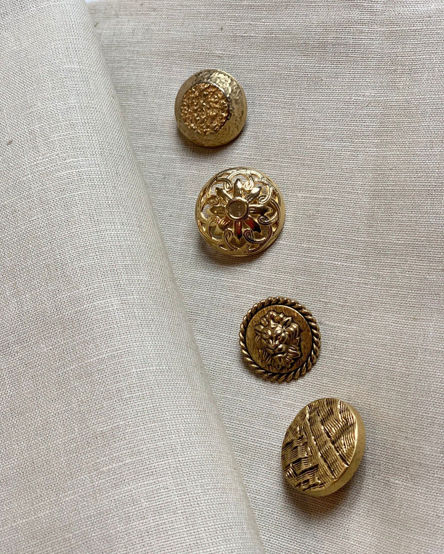 esempio bottoni oro per personalizzare gonne e pantaloni in lino sabbia