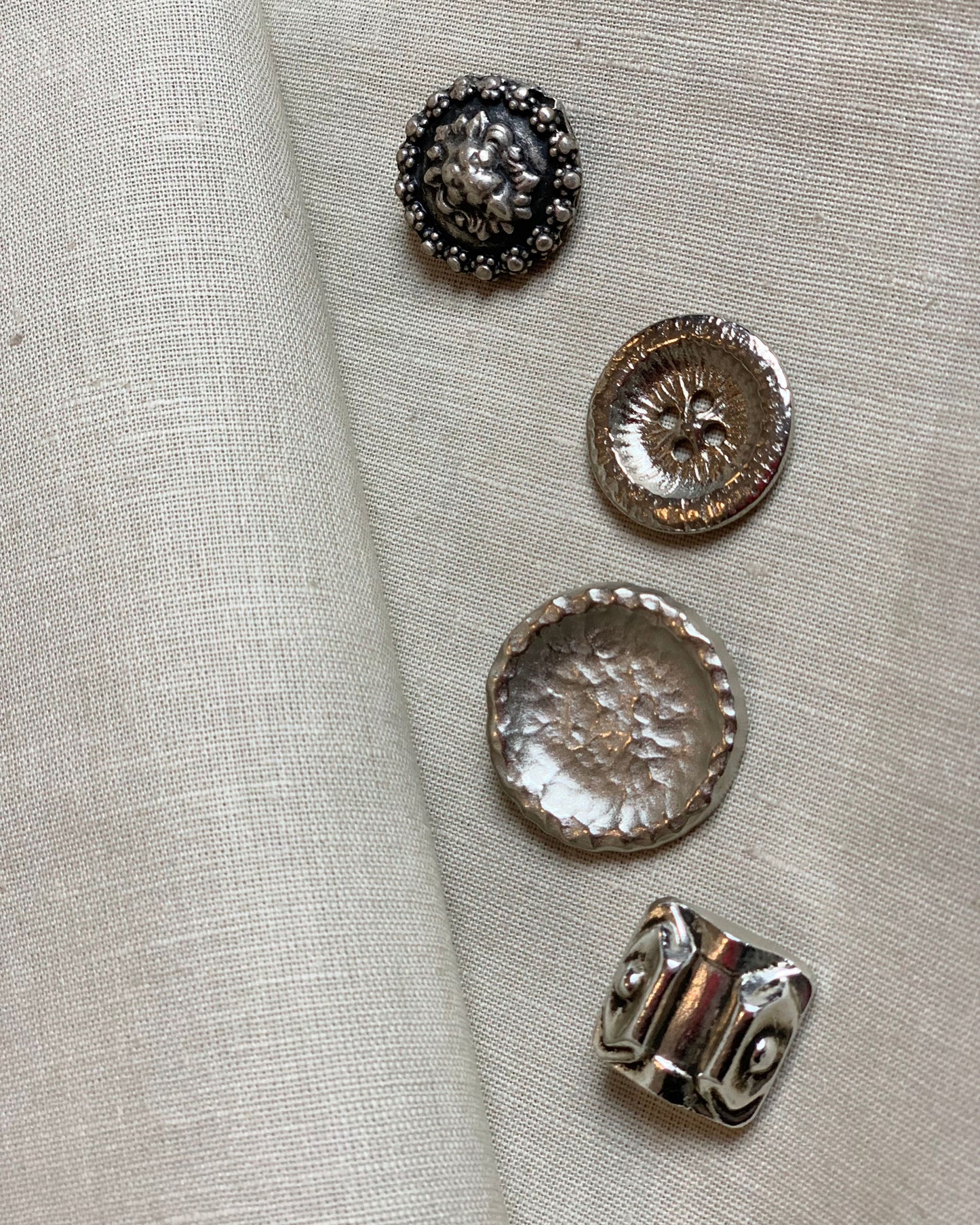 esempio bottoni in metallo per personalizzare gonne e pantaloni in lino sabbia