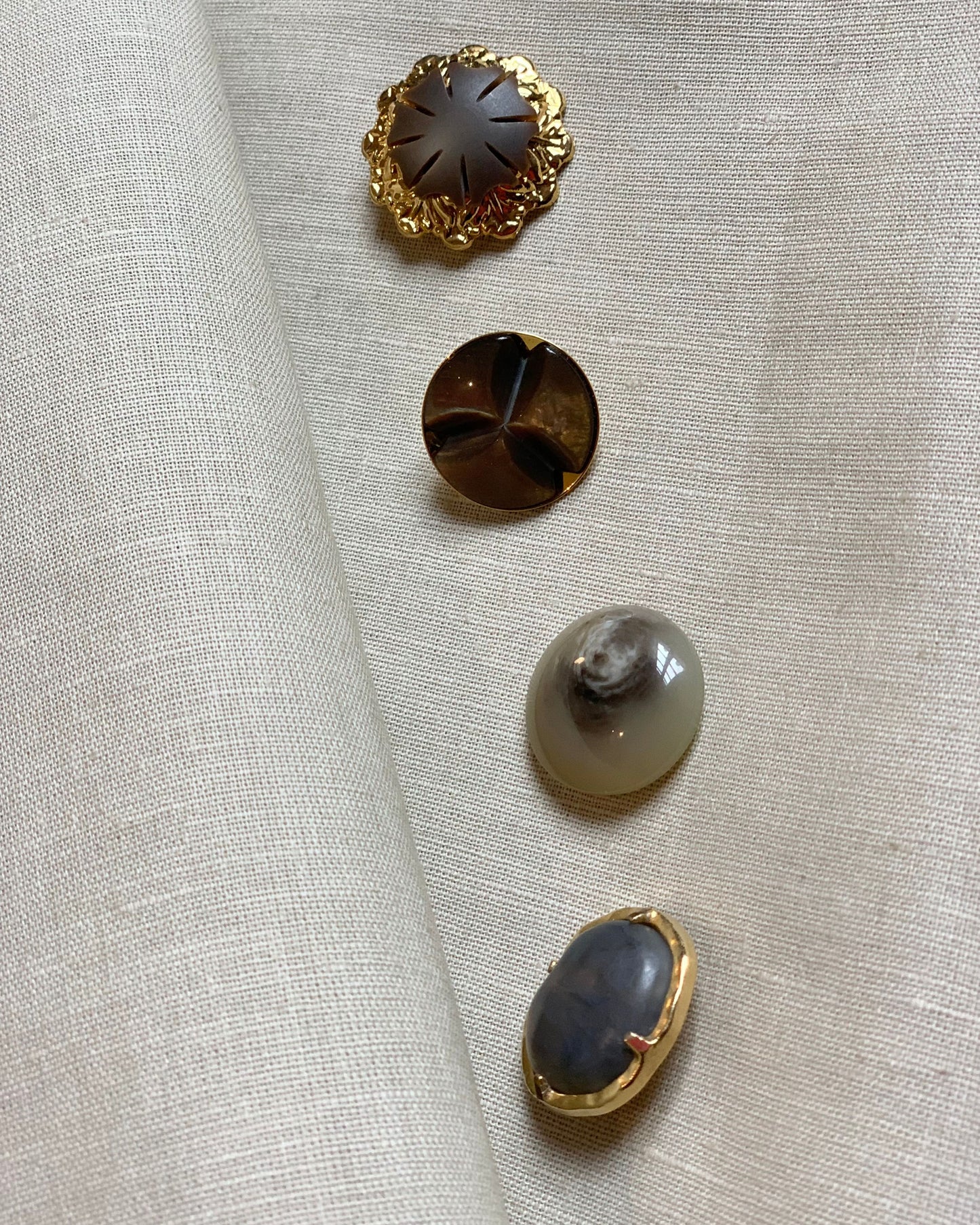 esempio bottoni tono su tono per personalizzare gonne e pantaloni in lino sabbia