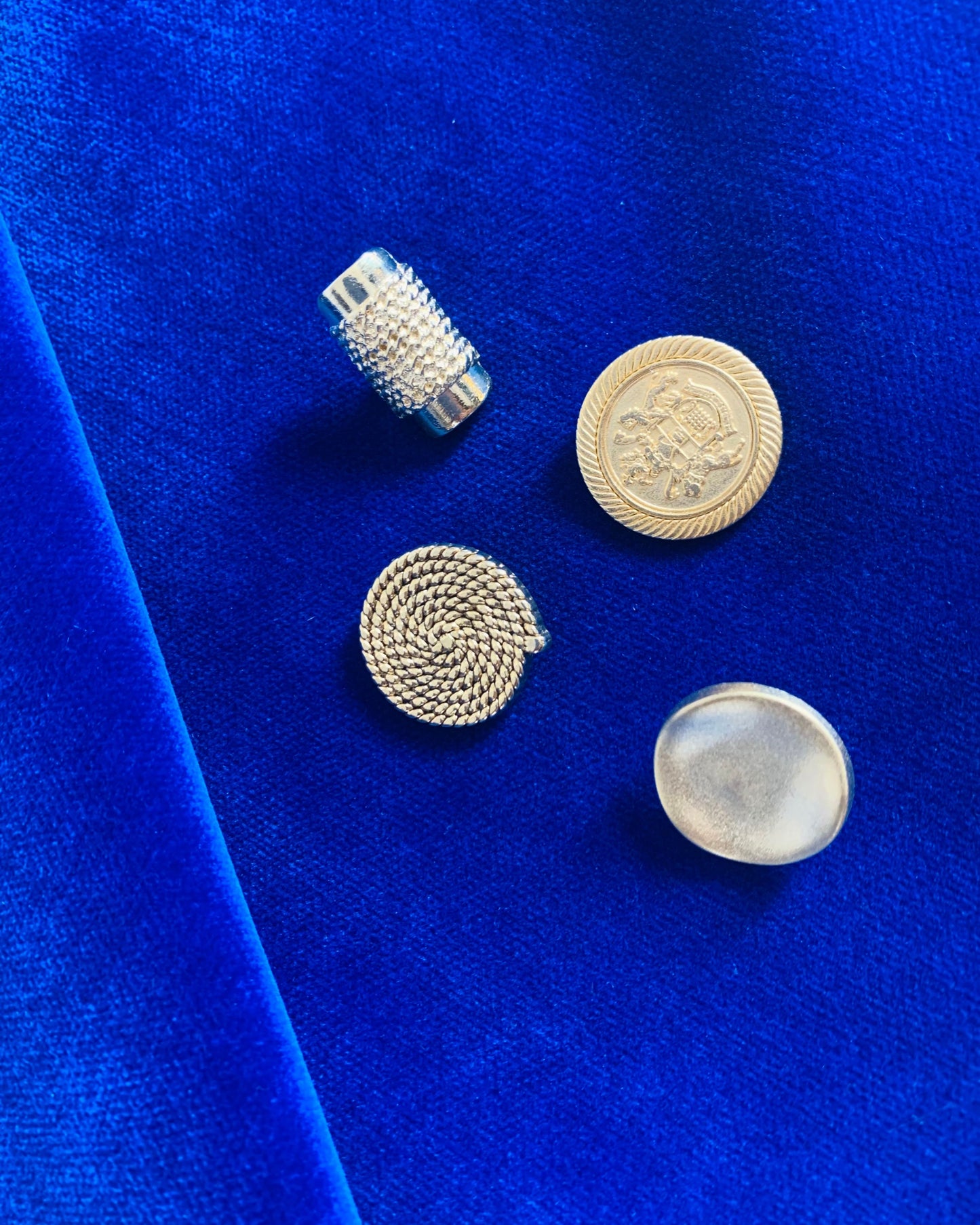 esempio di bottoni gold per personalizzare gonne o pantaloni in velluto blu royal