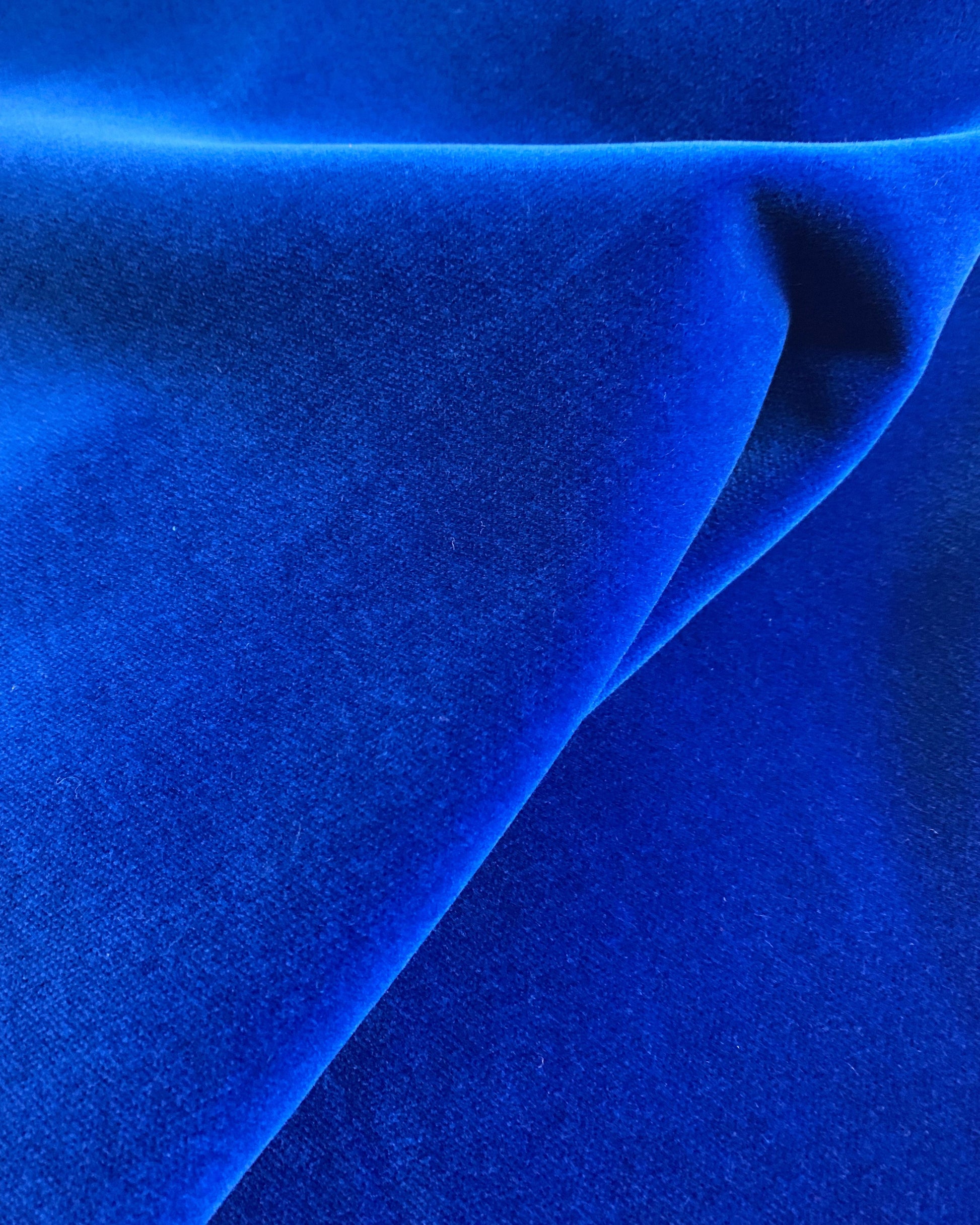 dettaglio tessuto velluto blu royal