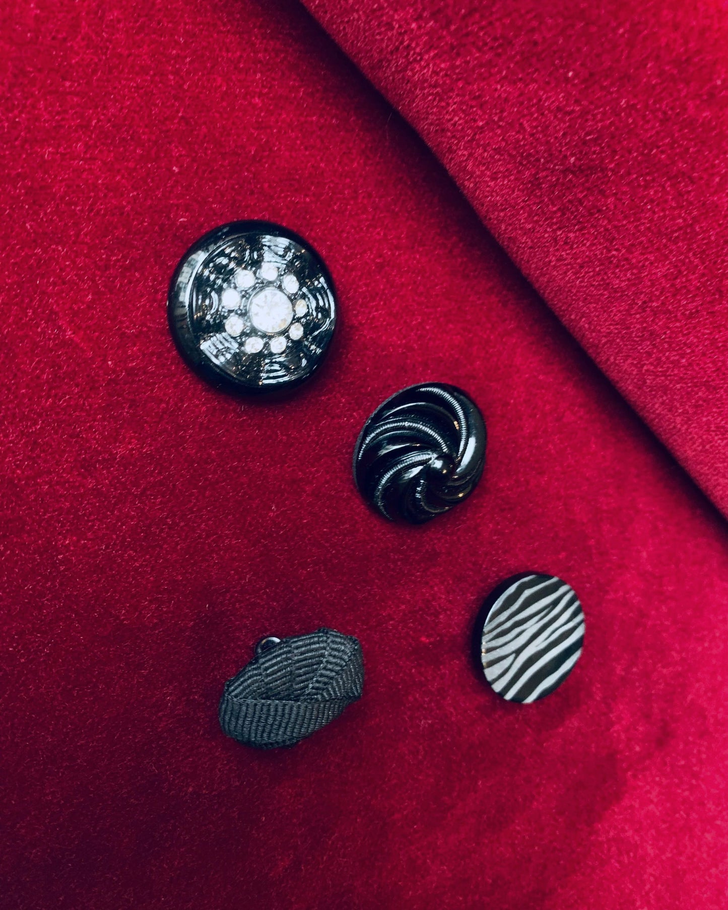 esempio bottoni a contrasto per personalizzazione gonna o pantalone in velluto bordeaux