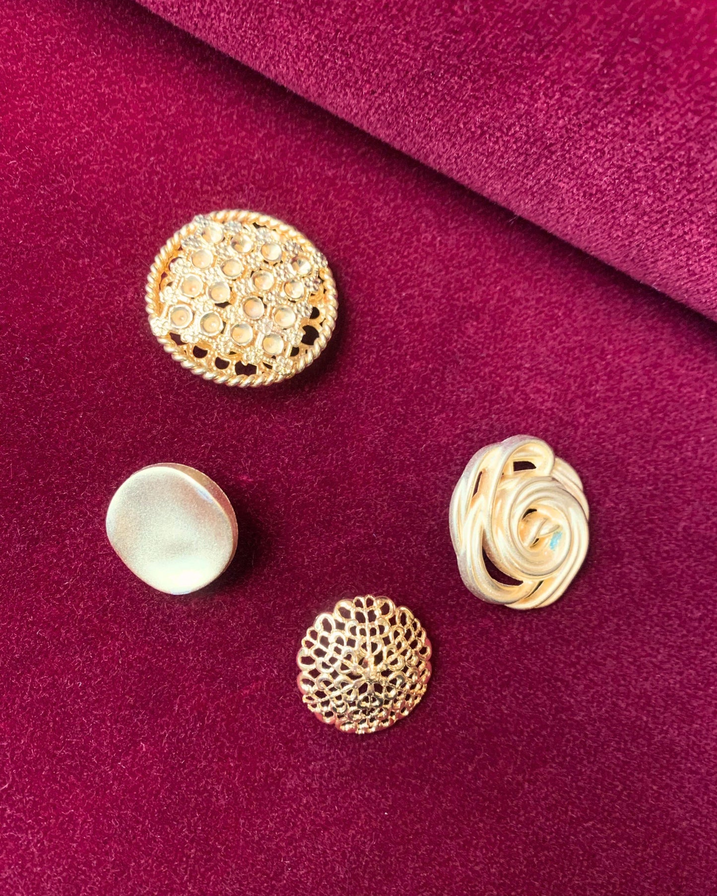 esempio bottoni gold per personalizzazione gonna o pantalone in velluto bordeaux