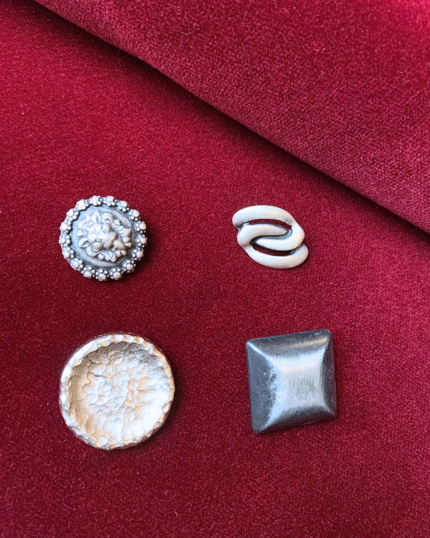 esempio bottoni in metallo per personalizzazione gonna o pantalone in velluto bordeaux