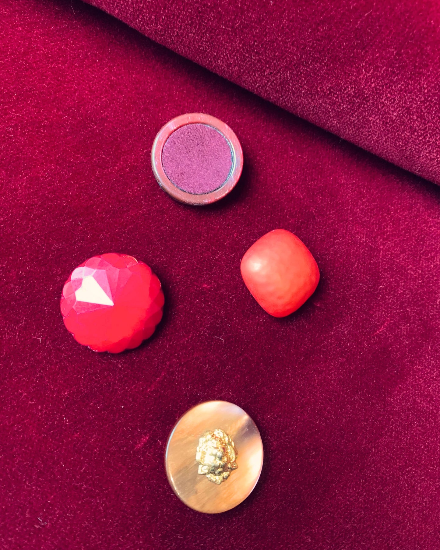 esempio bottoni tono su tono per personalizzazione gonna o pantalone in velluto bordeaux