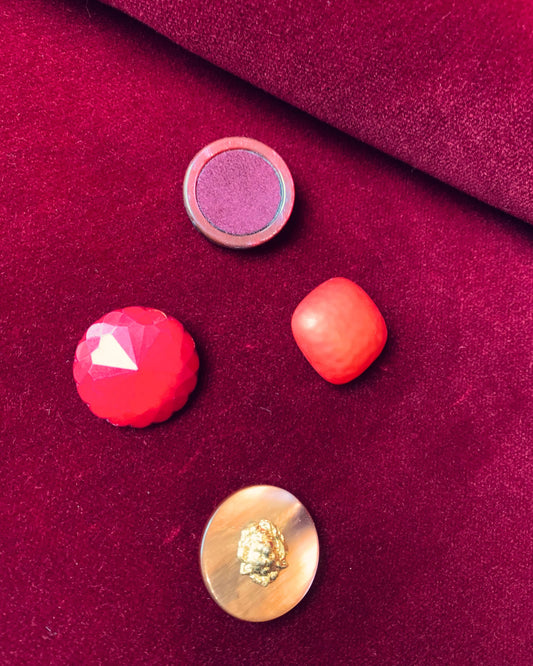 esempio bottoni tono su tono per personalizzazione gonna o pantalone in velluto bordeaux