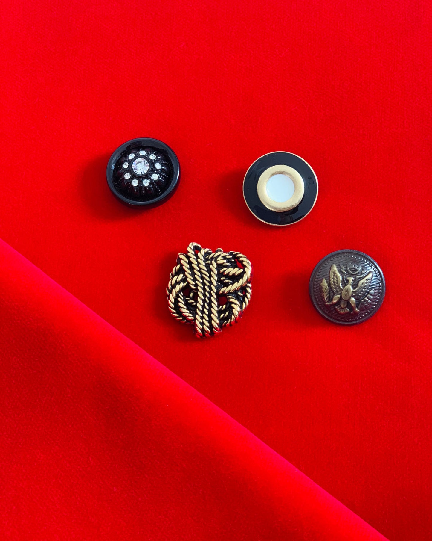 esempio bottoni a contrasto per gonne e pantaloni personalizzabili in velluto rosso