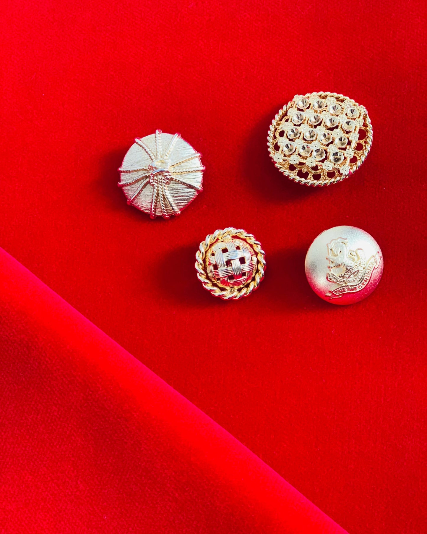 esempio bottoni oro per gonne e pantaloni personalizzabili in velluto rosso