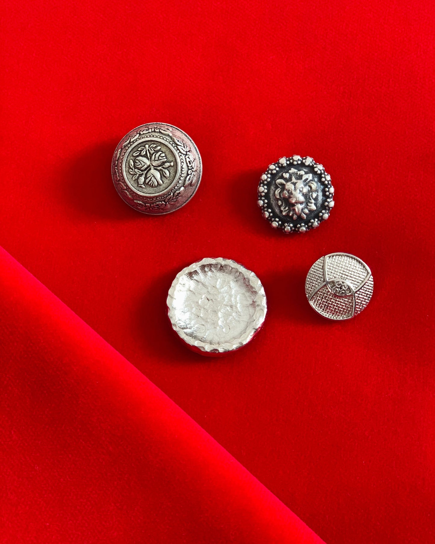 esempio bottoni in metallo per gonne e pantaloni personalizzabili in velluto rosso