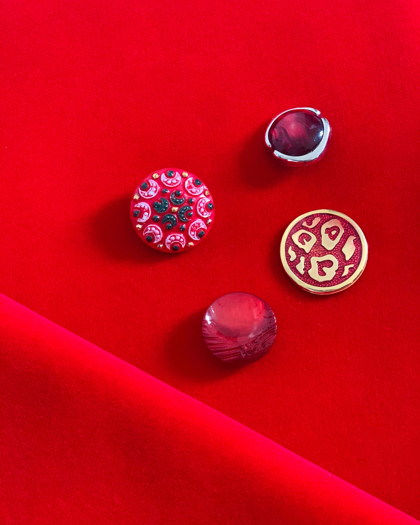 esempio bottoni tono su tono per gonne e pantaloni personalizzabili in velluto rosso