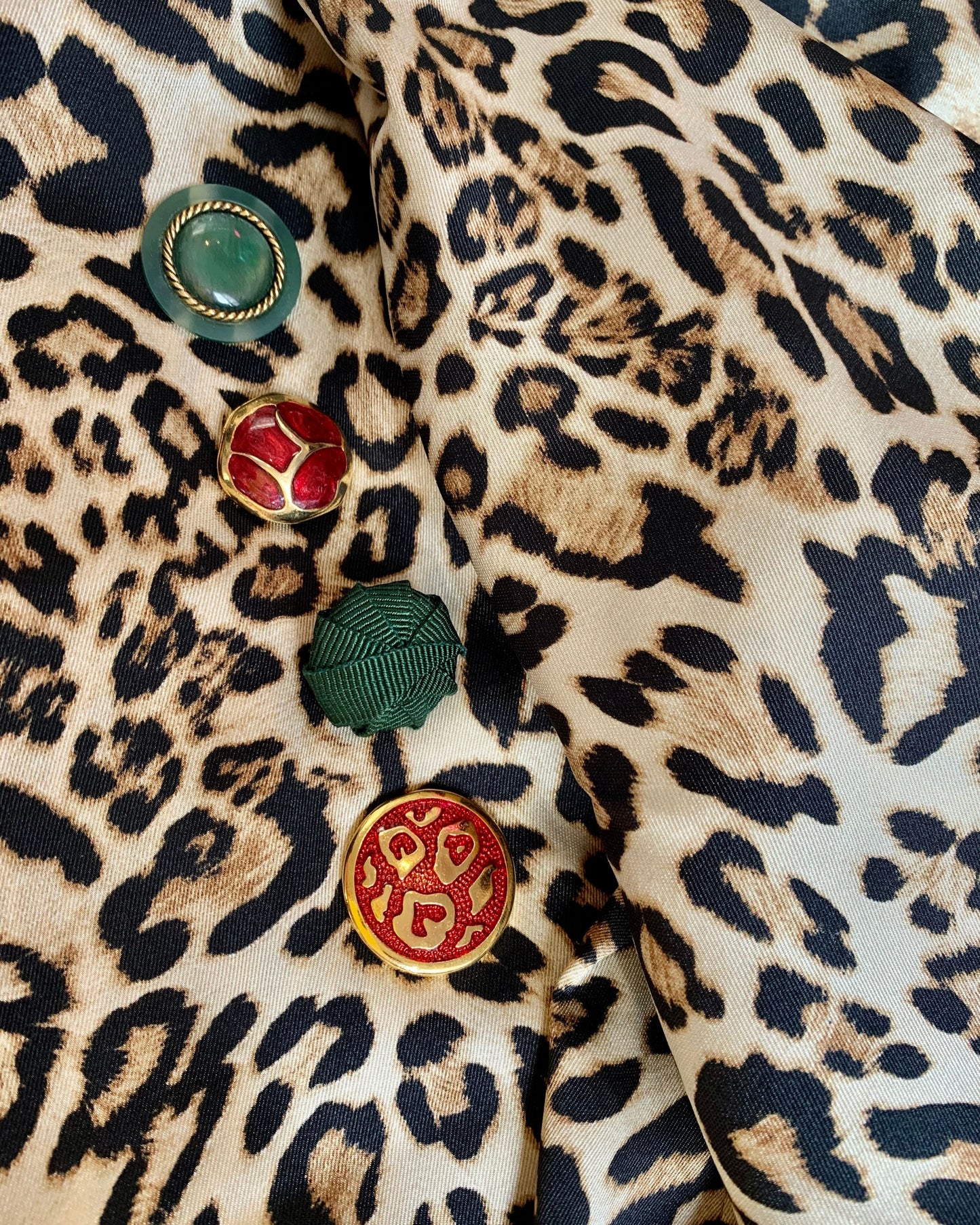 esempio bottoni a contrasto per personalizzare la tua Globazine in tessuto animalier