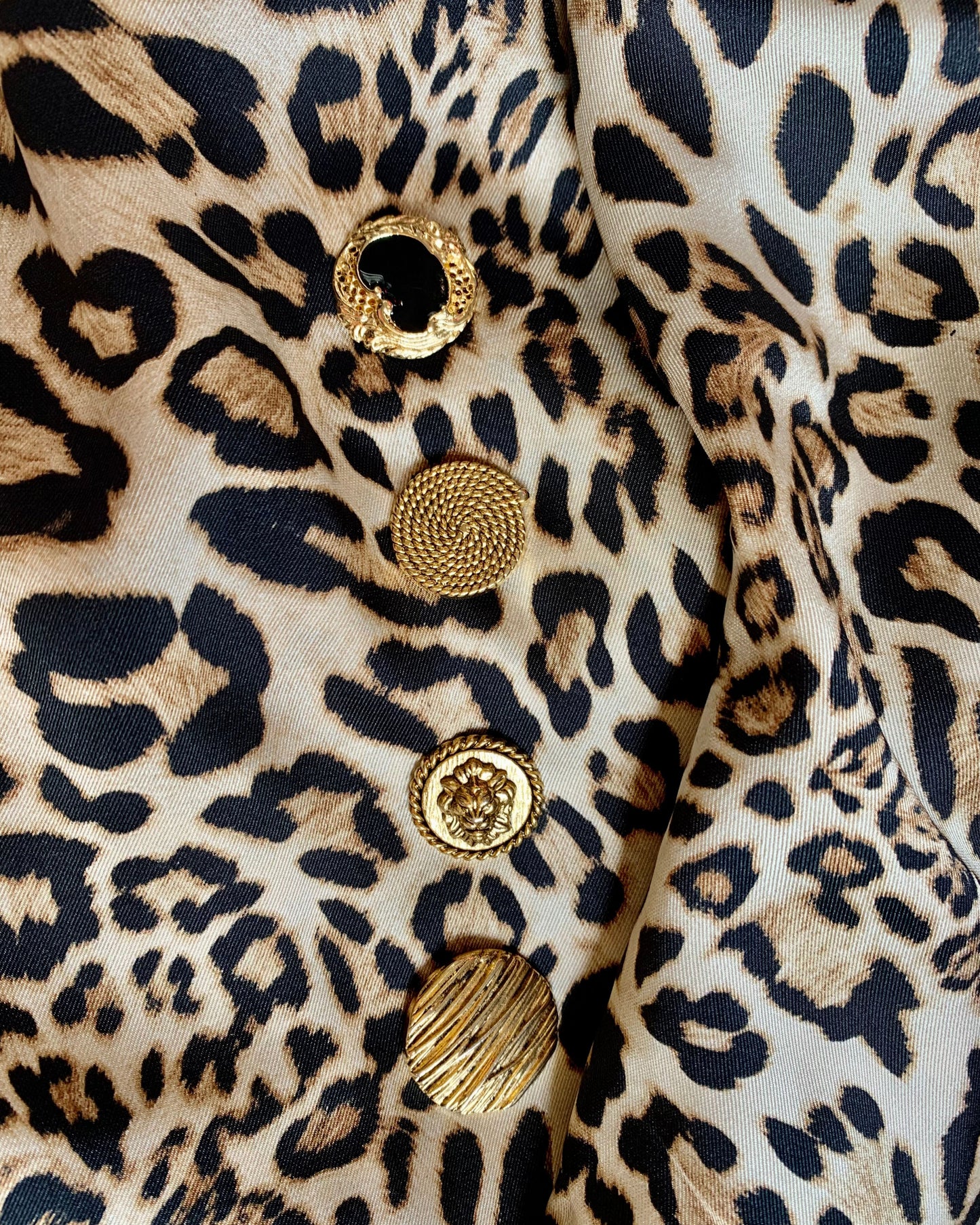 esempio bottoni gold per personalizzare la tua Globazine in tessuto animalier