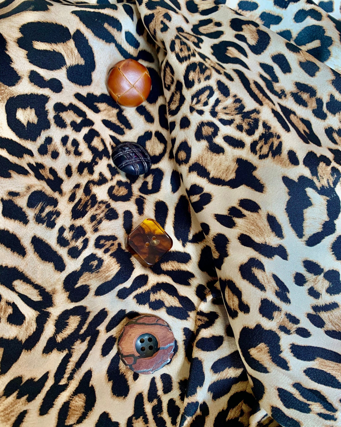 esempio bottoni tono su tono per personalizzare la tua Globazine in tessuto animalier