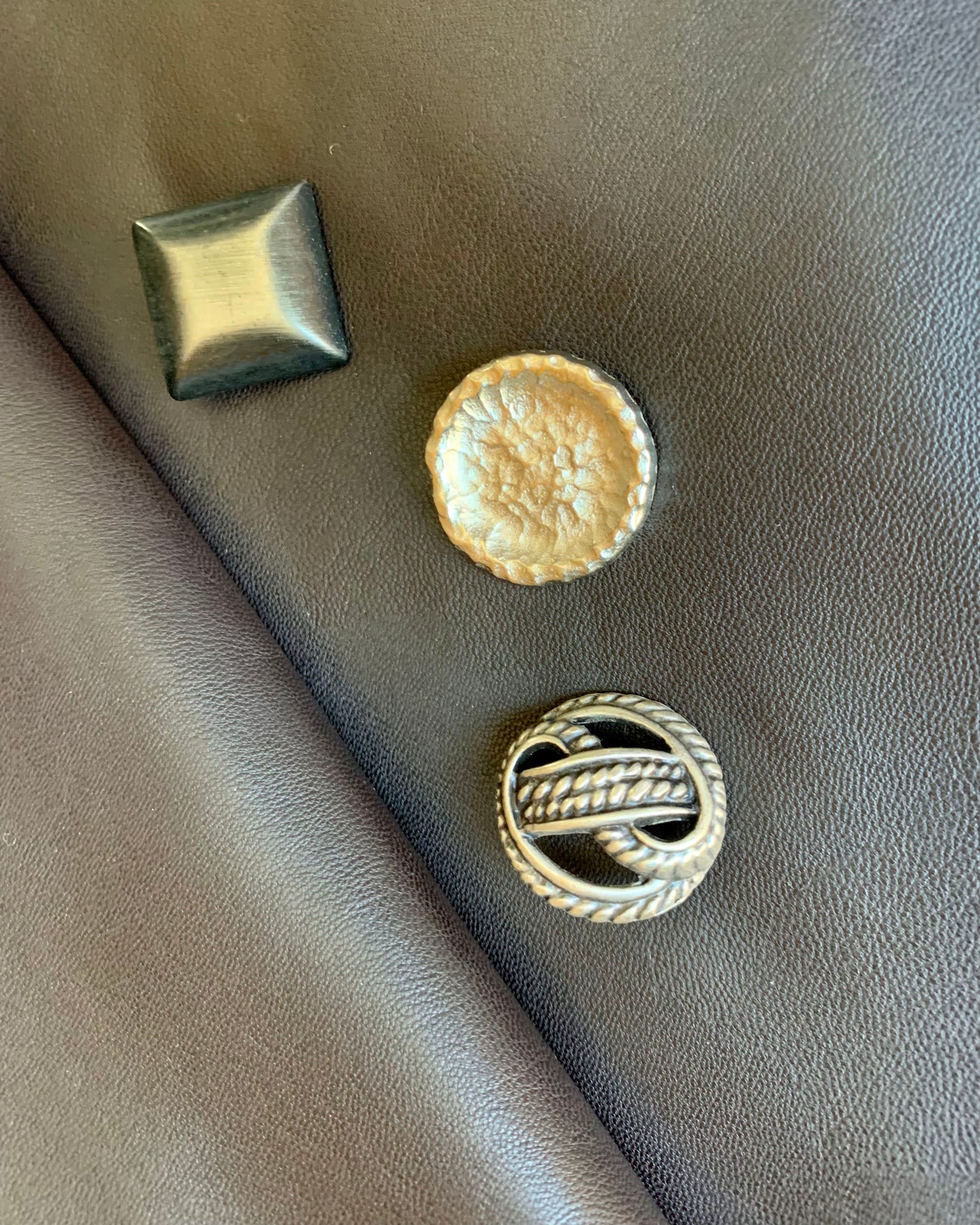 esempio bottoni in metallo per personalizzare gonne e pantaloni Le Globazine in ecopelle marrone