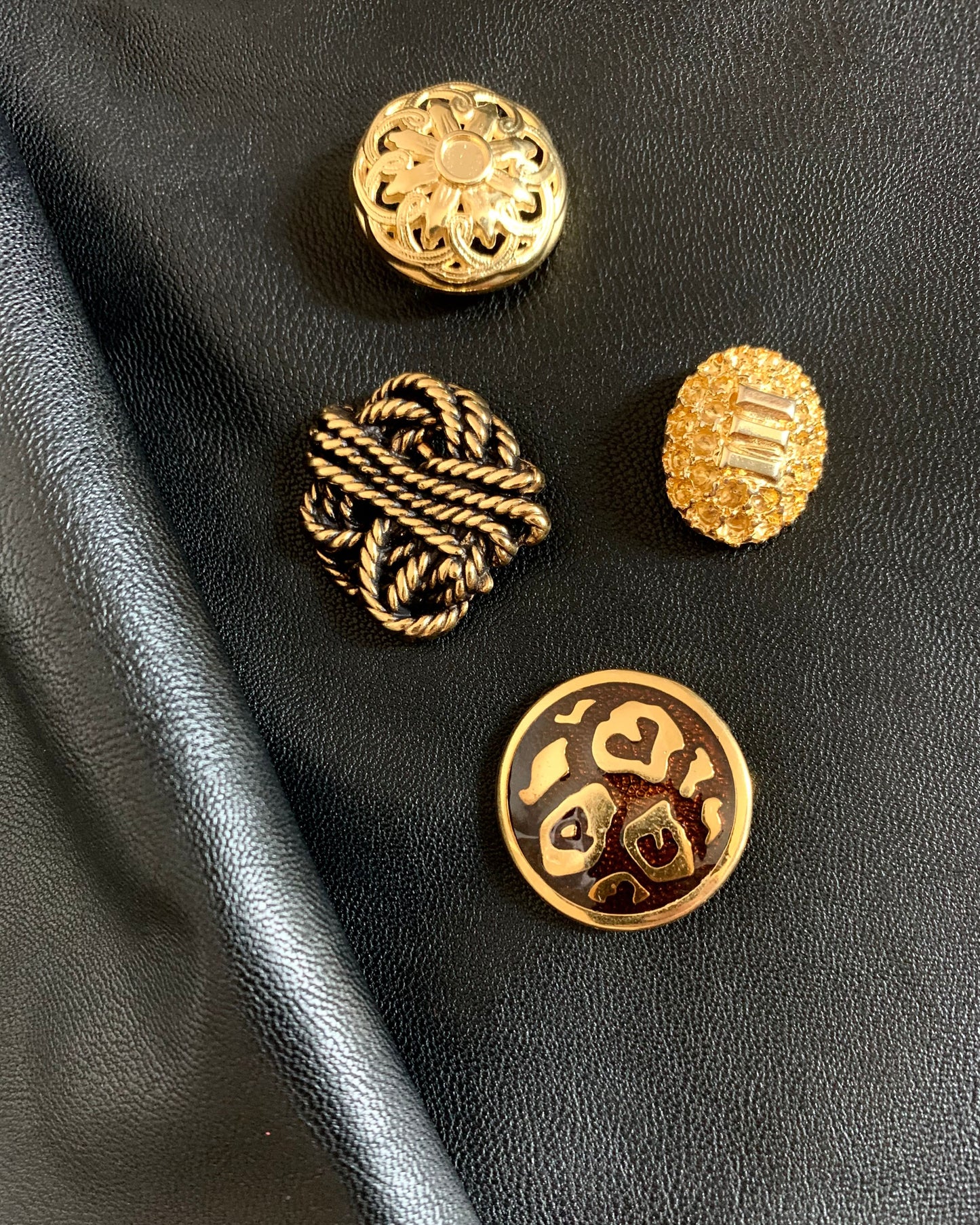 esempio bottoni gold per personalizzare gonne e pantaloni in eco pelle nera