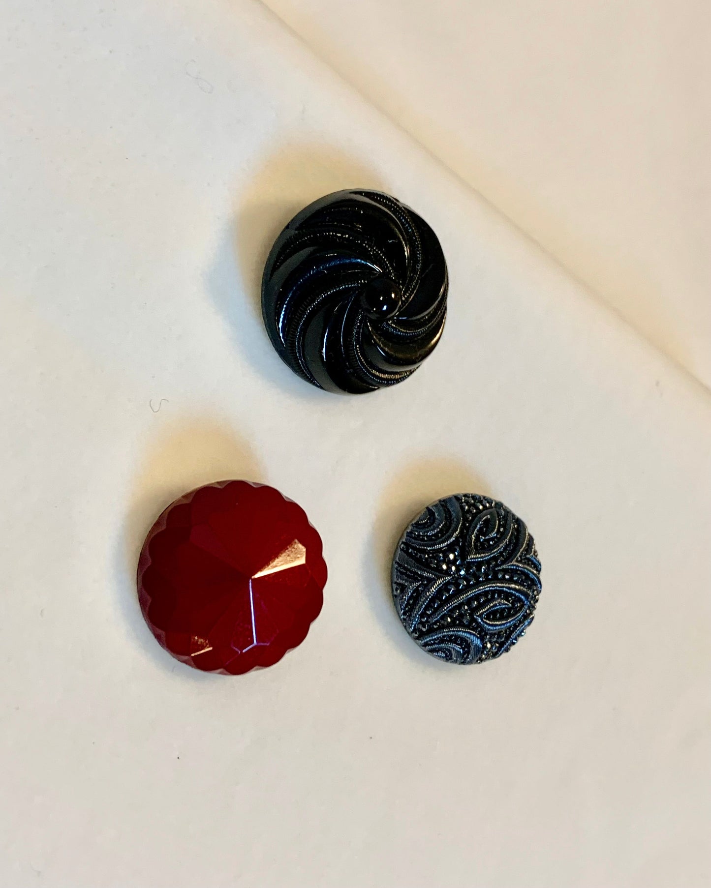 esempio di bottoni a contrasto per personalizzare la tua gonna o i tuoi pantaloni Globazine