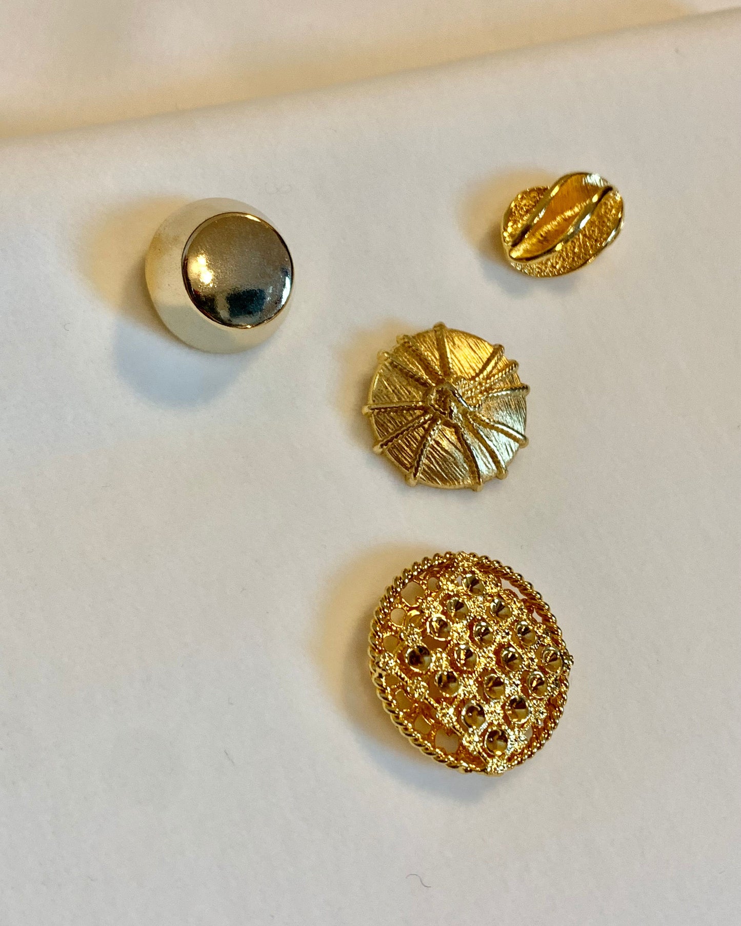 esempio di bottoni gold per personalizzare la tua gonna o i tuoi pantaloni Globazine