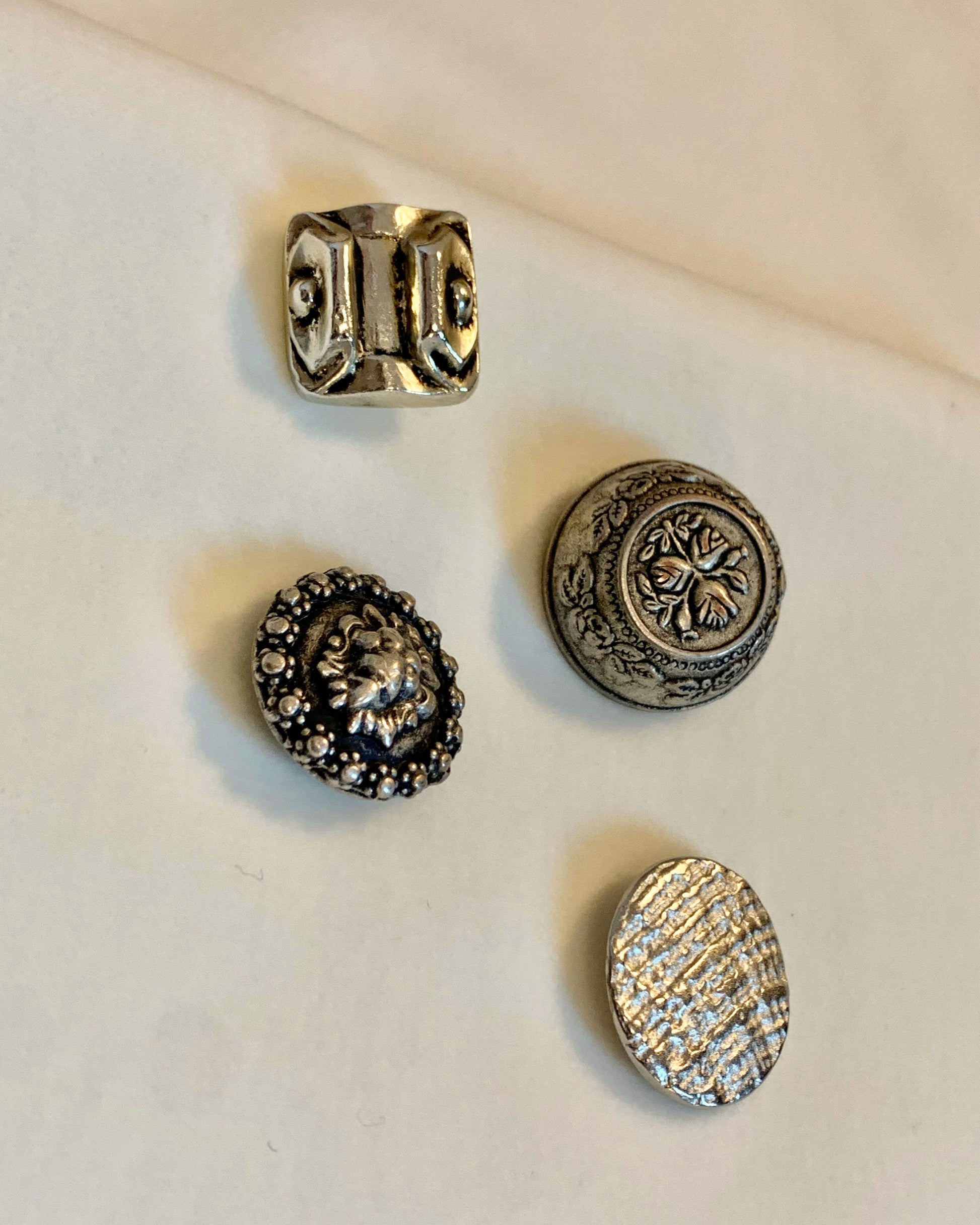 esempio di bottoni in metallo per personalizzare la tua gonna o i tuoi pantaloni Globazine