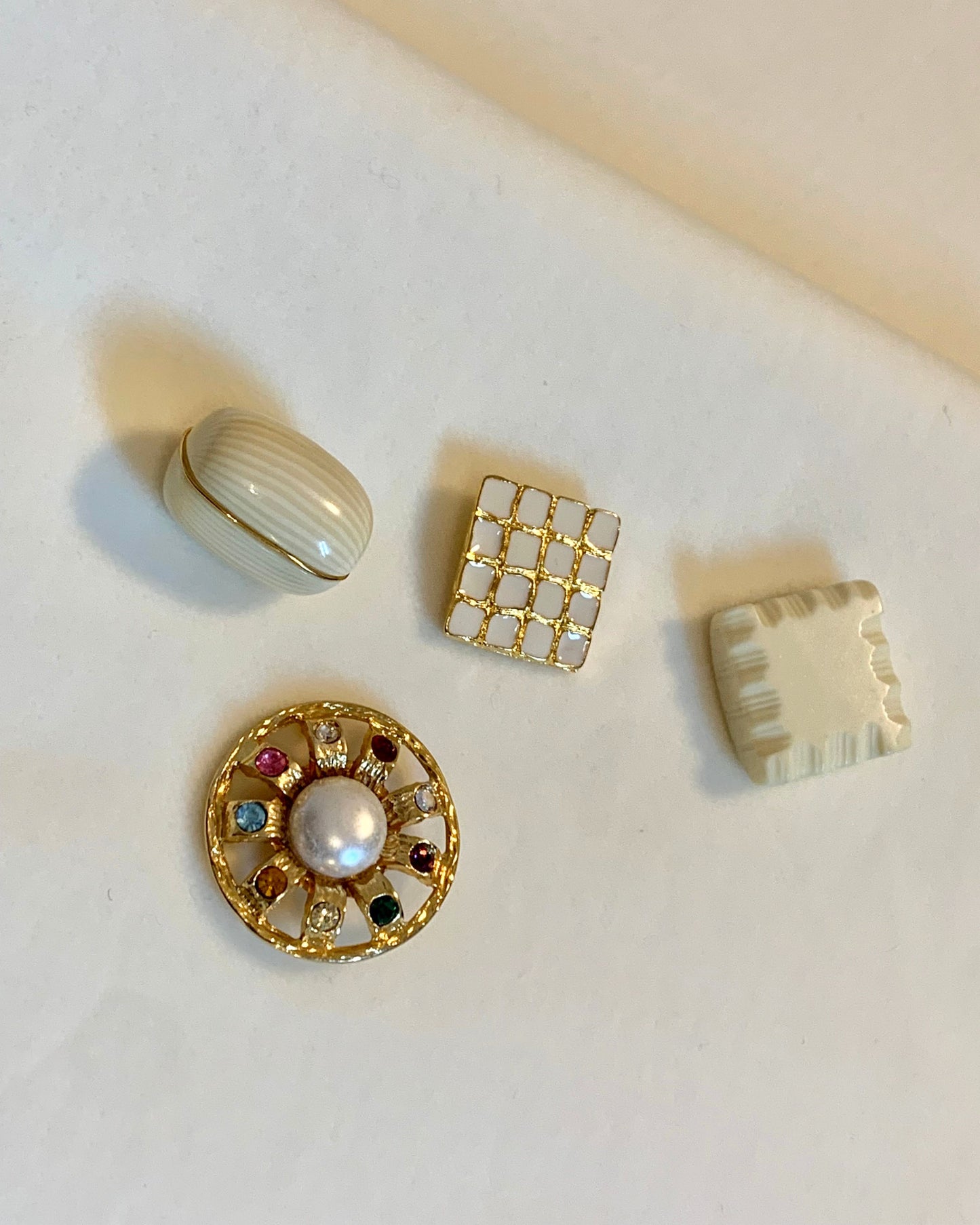 esempio di bottoni tono su tono per personalizzare la tua gonna o i tuoi pantaloni Globazine