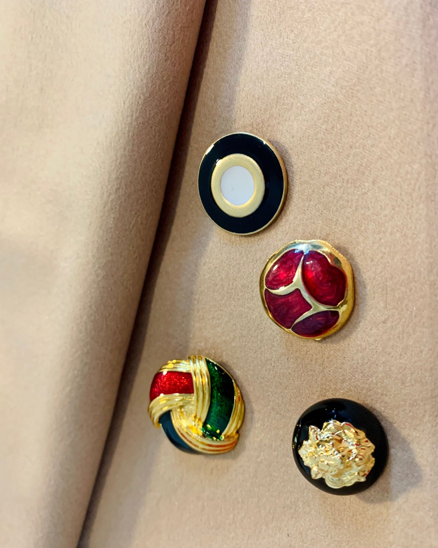 esempio bottoni a contrasto per gonne e pantaloni personalizzabili in cachemire color cammello