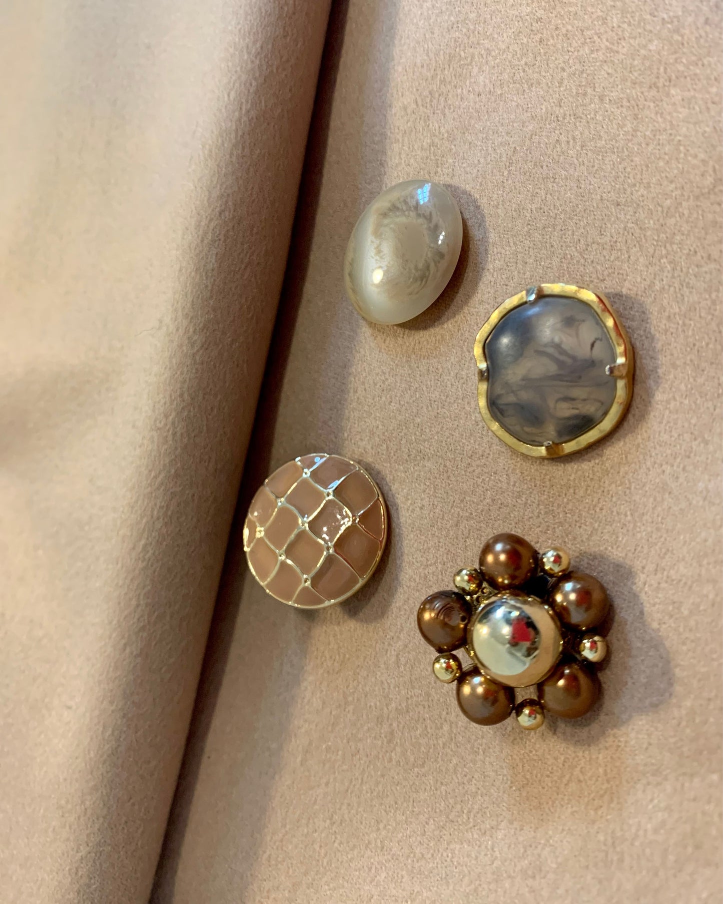 esempio bottoni tono su tono per gonne e pantaloni personalizzabili in cachemire color cammello