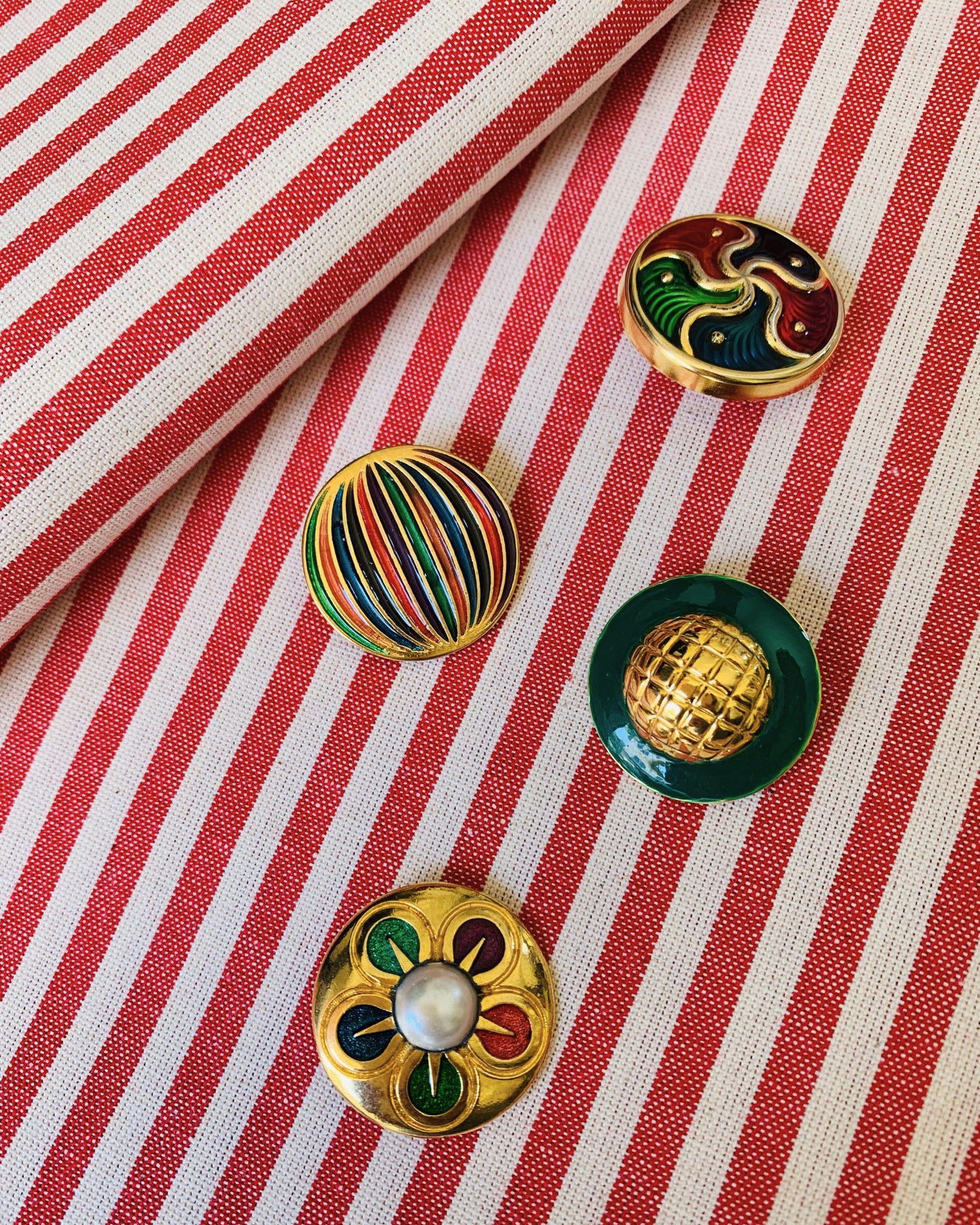 esempio bottoni a contrasto per personalizzare gonne e pantaloni Globazine in cotone millerighe rosso