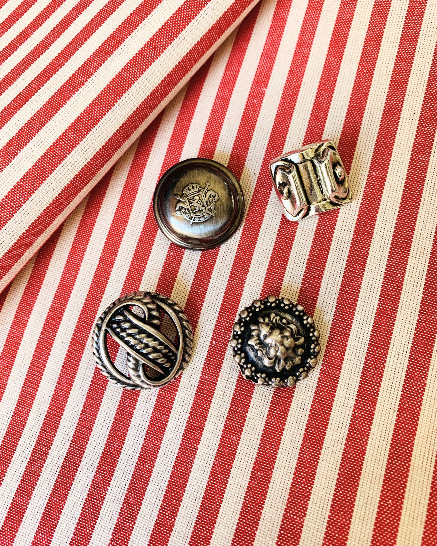 esempio bottoni in metallo per personalizzare gonne e pantaloni Globazine in cotone millerighe rosso