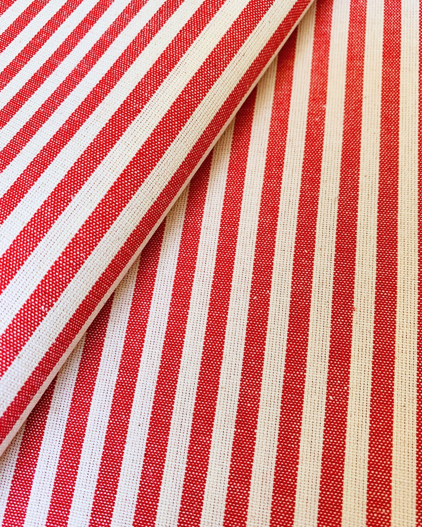 Dettaglio tessuto millerighe rosso