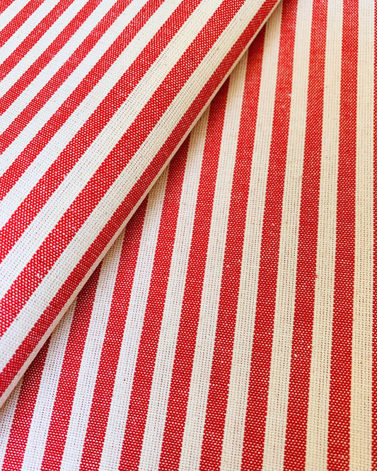 Dettaglio tessuto millerighe rosso