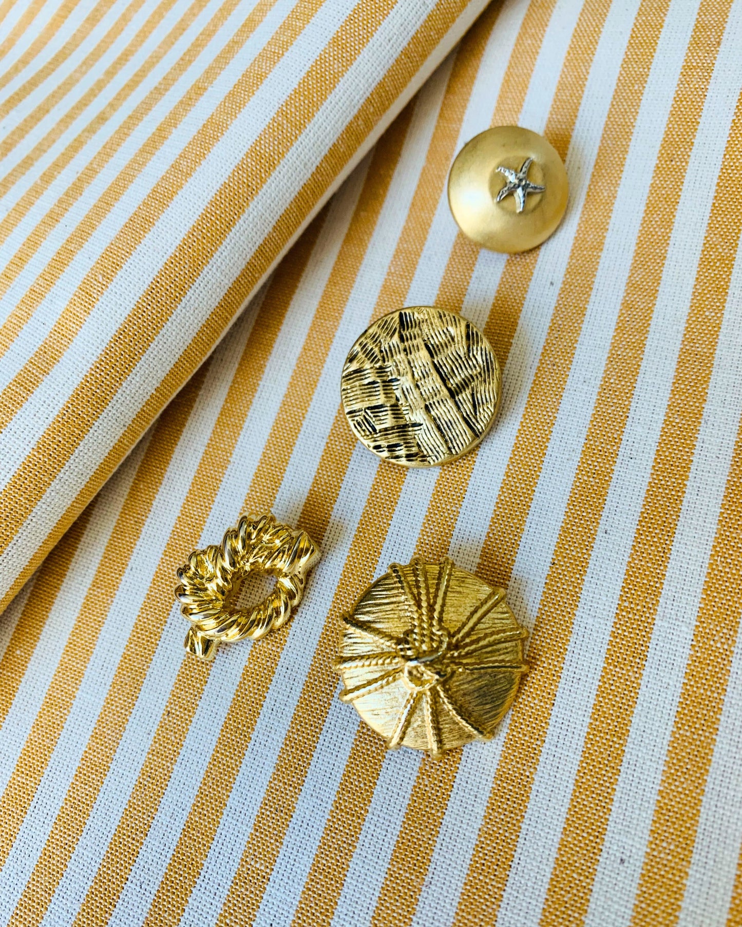 esempio bottoni gold per personalizzazione gonne e pantaloni Globazine in cotone millerighe senape