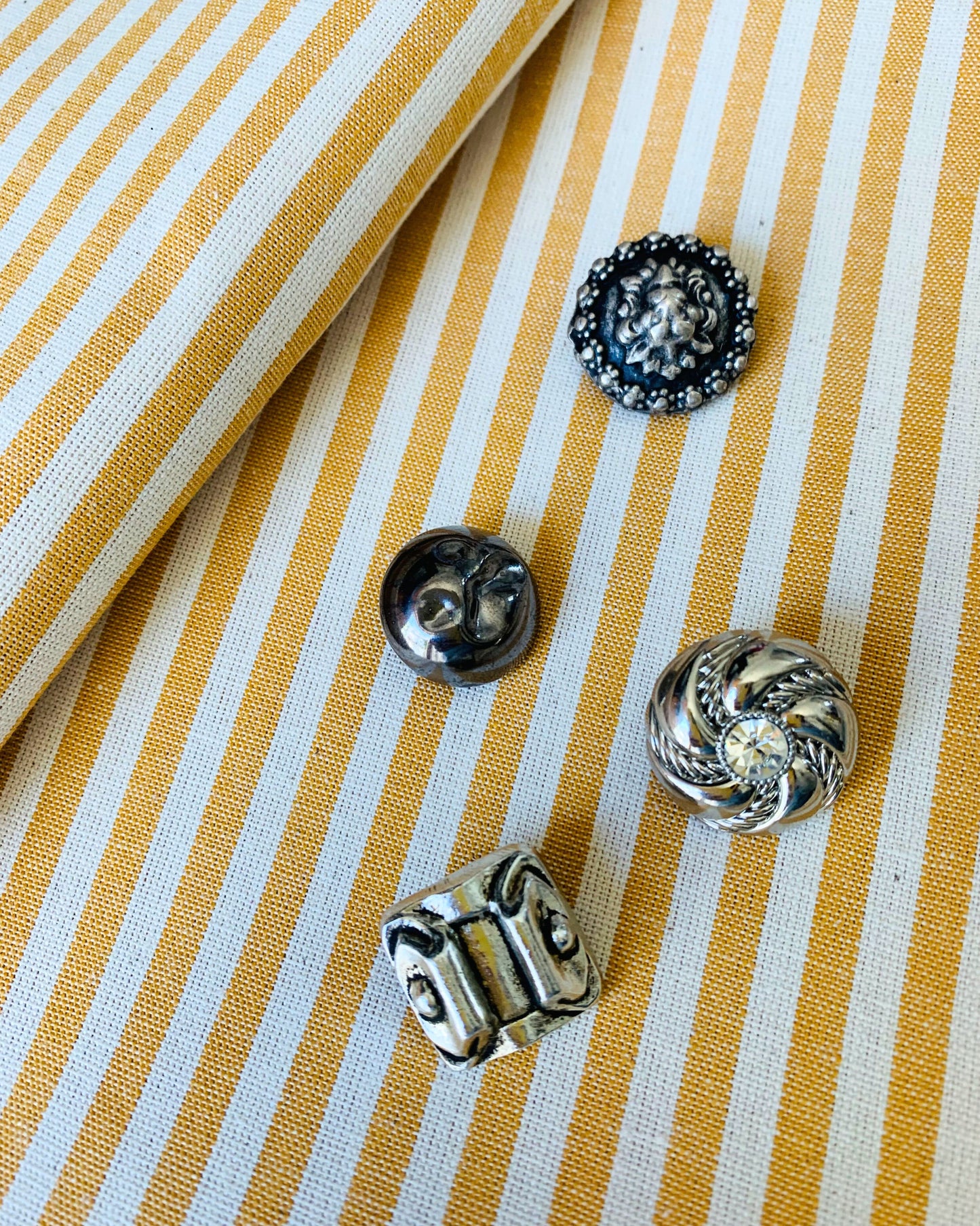 esempio bottoni in metallo per personalizzazione gonne e pantaloni Globazine in cotone millerighe senape
