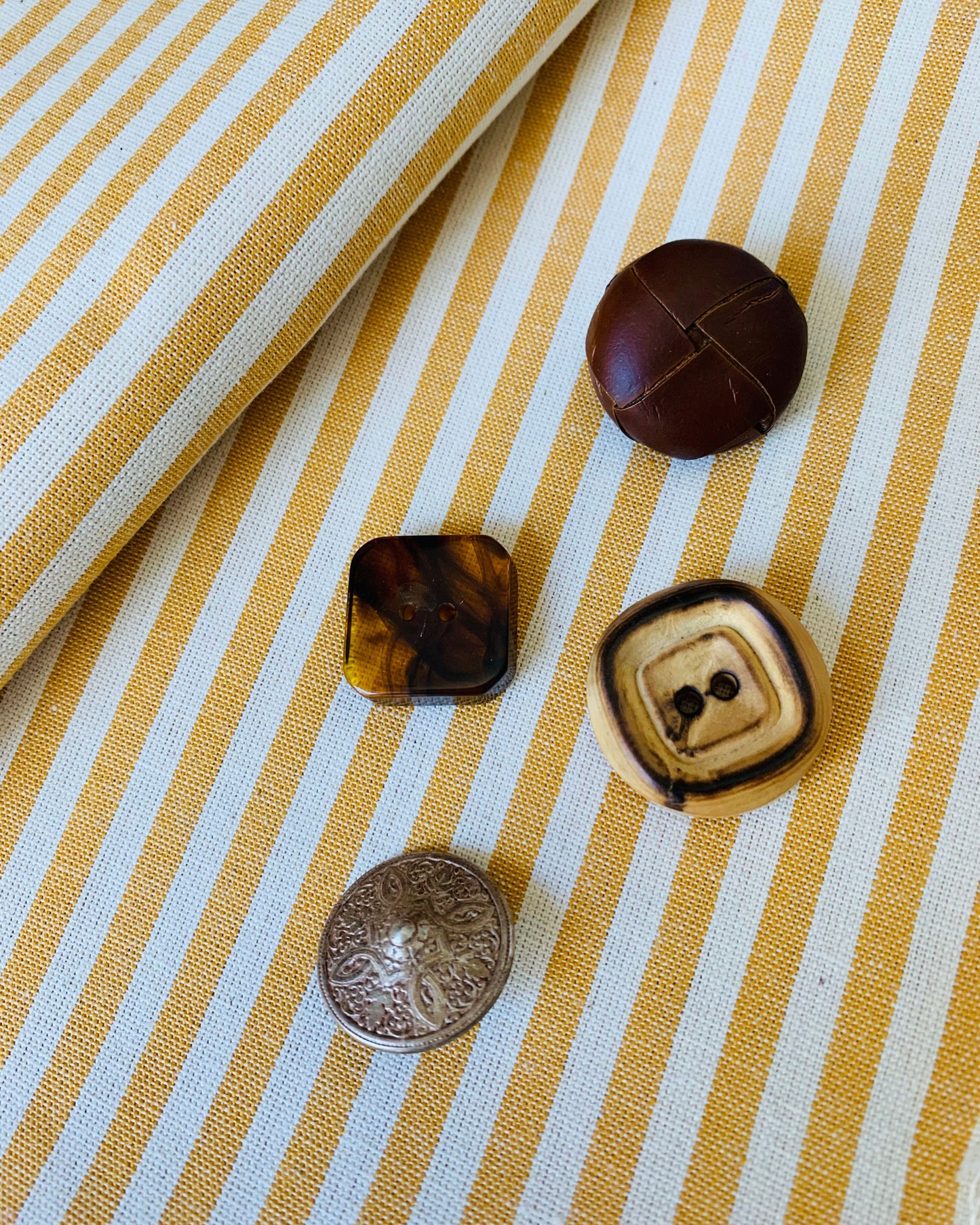 esempio bottoni tono su tono per personalizzazione gonne e pantaloni Globazine in cotone millerighe senape