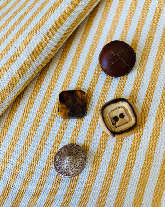 esempio bottoni tono su tono per personalizzazione gonne e pantaloni Globazine in cotone millerighe senape