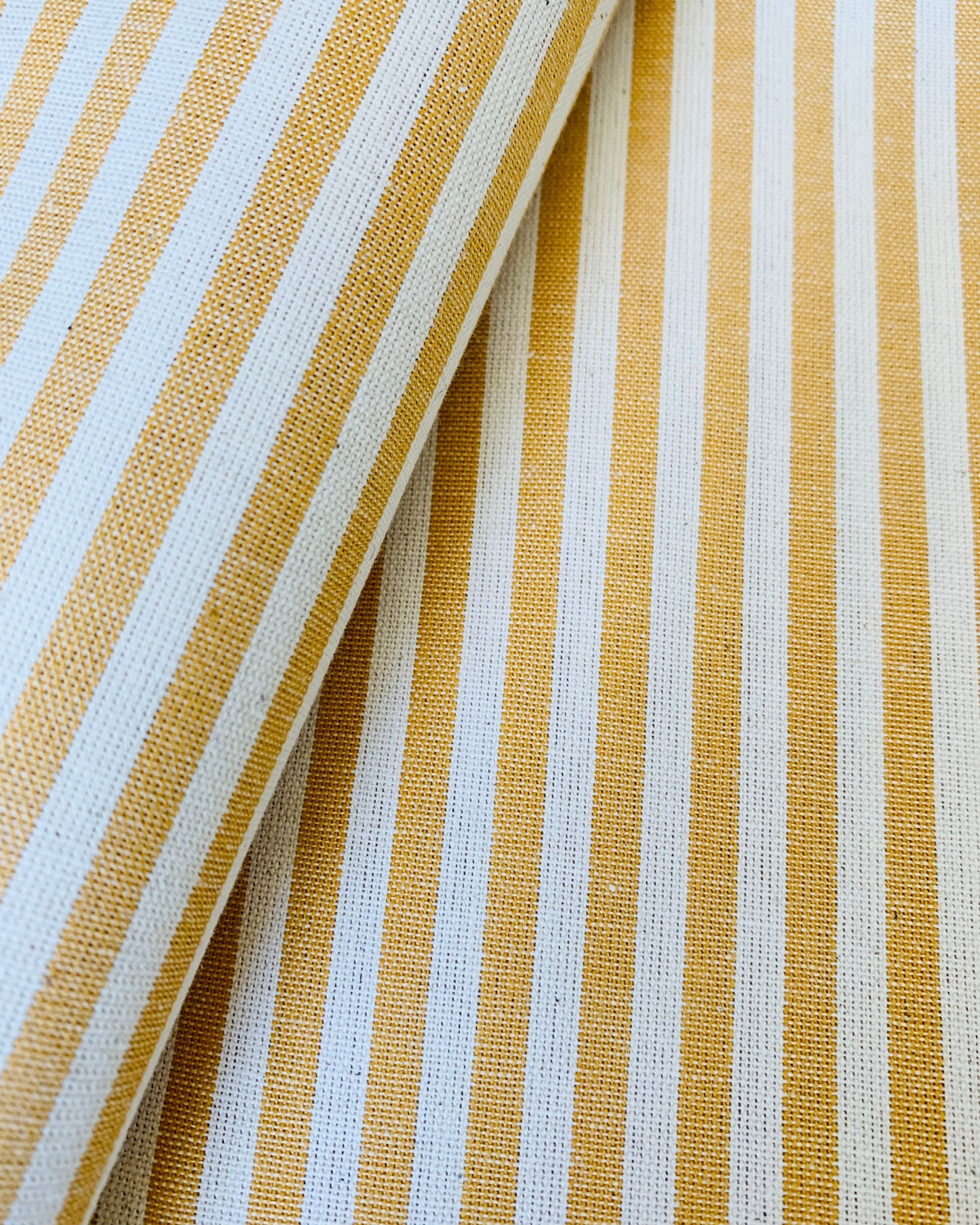 dettaglio tessuto millerighe senape