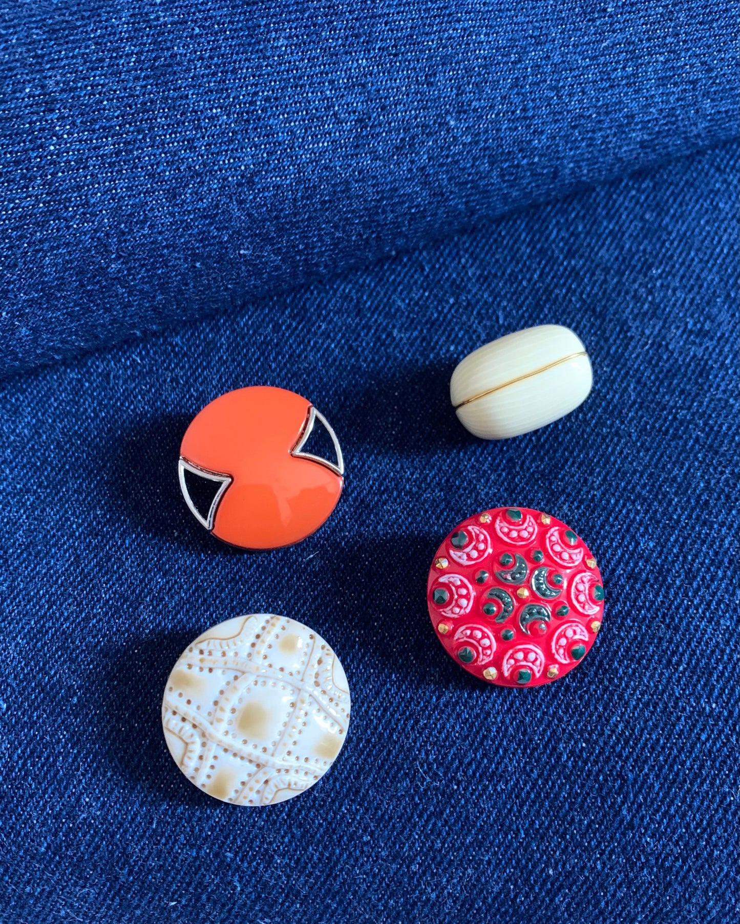 esempio di bottoni a contrasto per personalizzare gonne e pantaloni Globazine