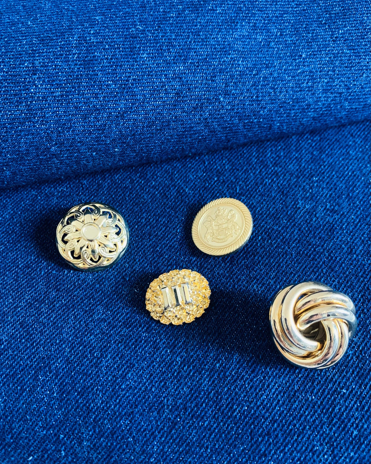 esempio di bottoni gold per personalizzare gonne e pantaloni Globazine