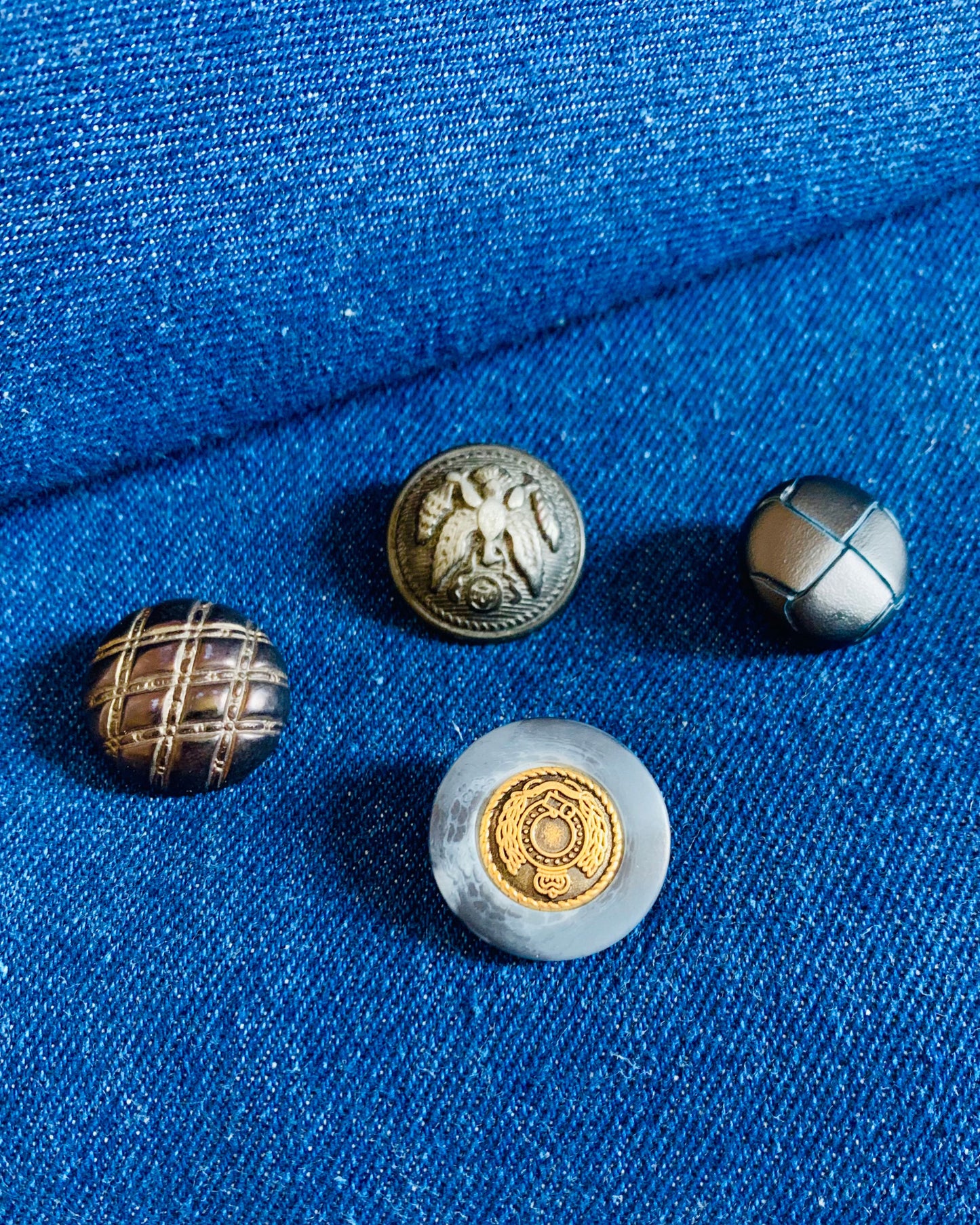 esempio di bottoni tono su tono per personalizzare gonne e pantaloni Globazine