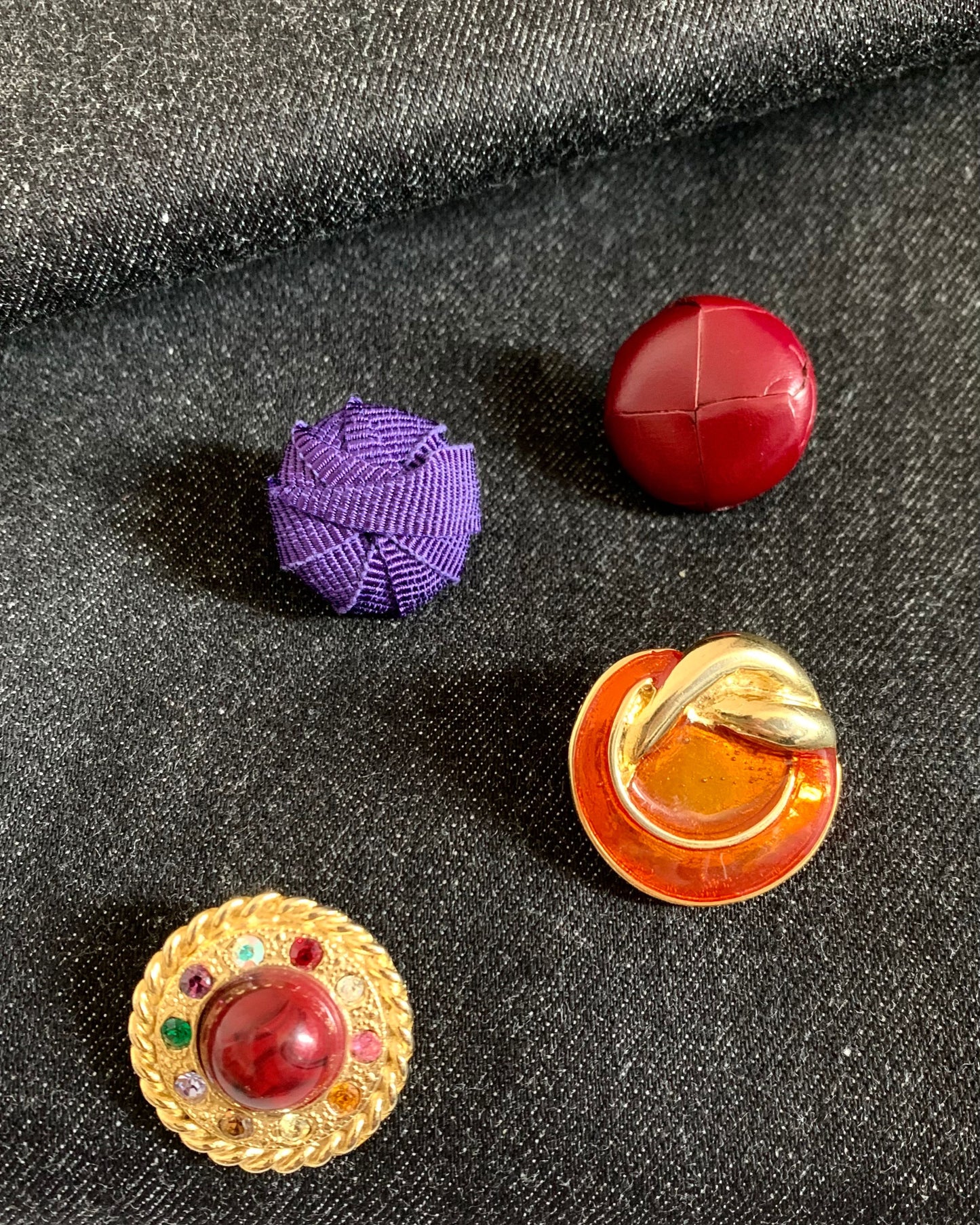 esempio bottoni a contrasto per personalizzare la tua gonna o il tuo pantalone globazine