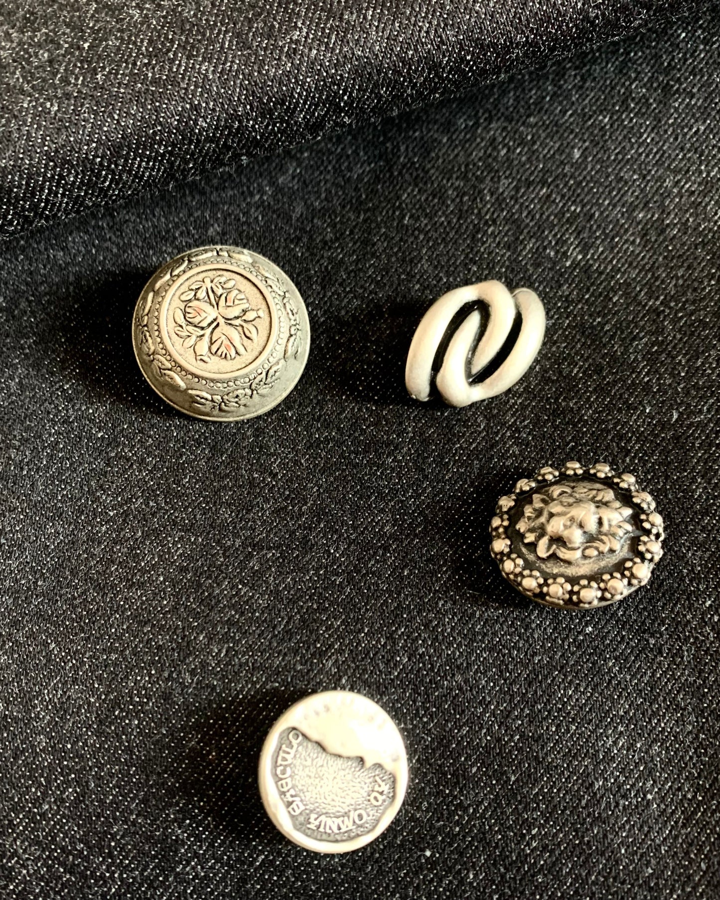 esempio bottoni in metallo per personalizzare la tua gonna o il tuo pantalone globazine