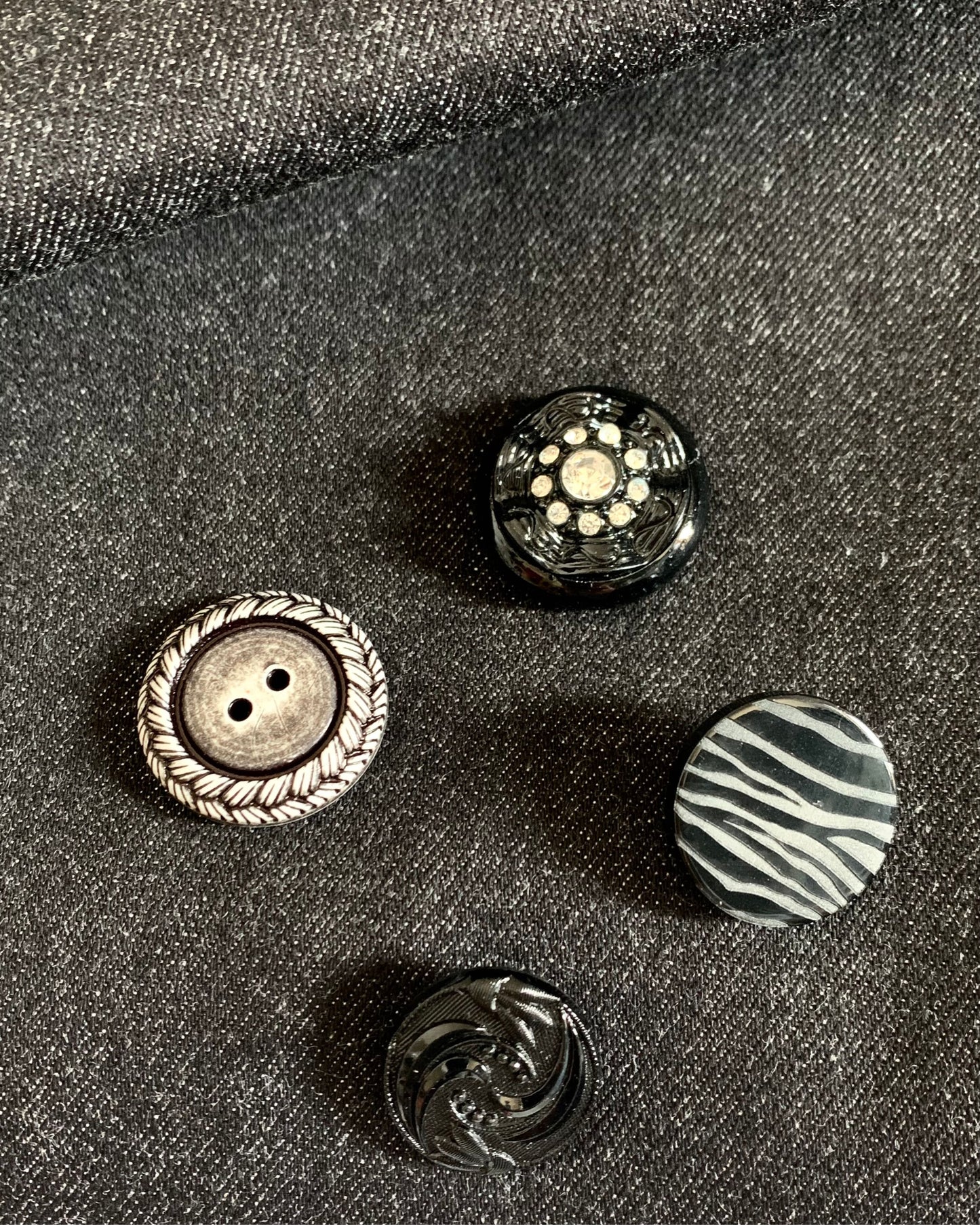 esempio bottoni tono su tono per personalizzare la tua gonna o il tuo pantalone globazine