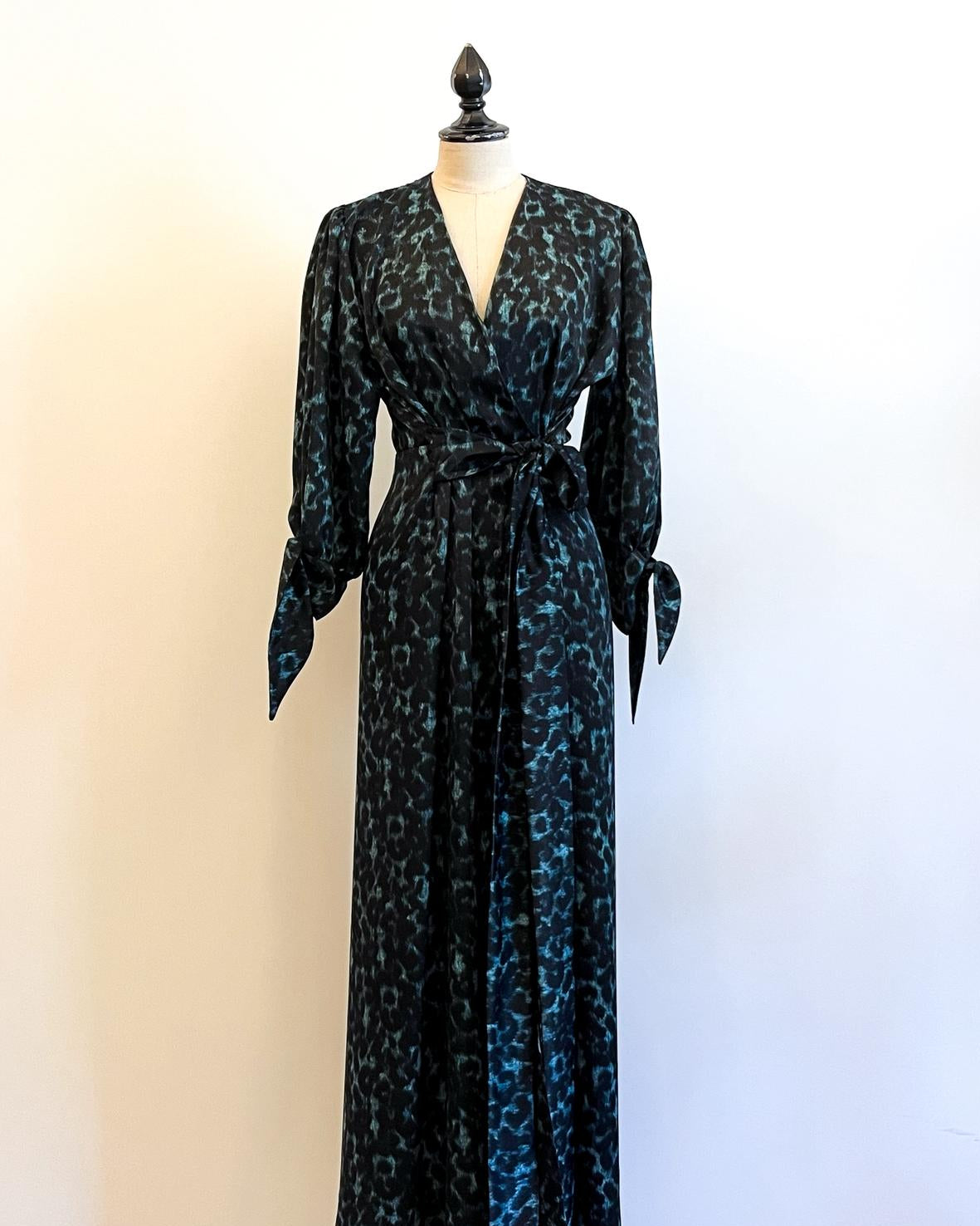 abito lungo multitaglia in misto seta animalier blu