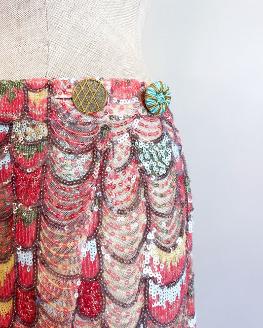 dettaglio bottoni gioiello della gonna full paillettes a portafoglio