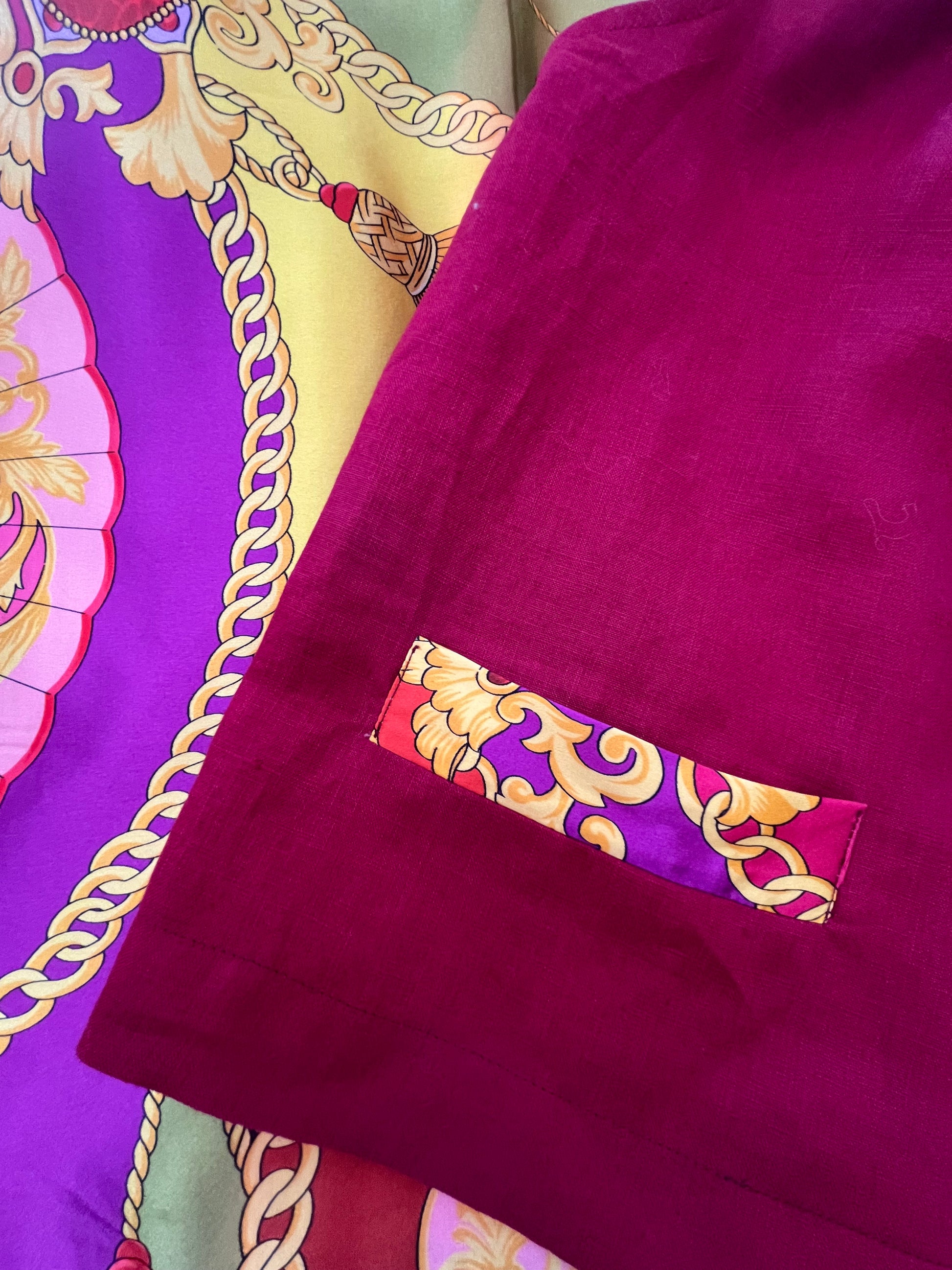 dettaglio fantasia foulard in seta su tasca e schiena del gilet sartoriale con fronte in lino magenta