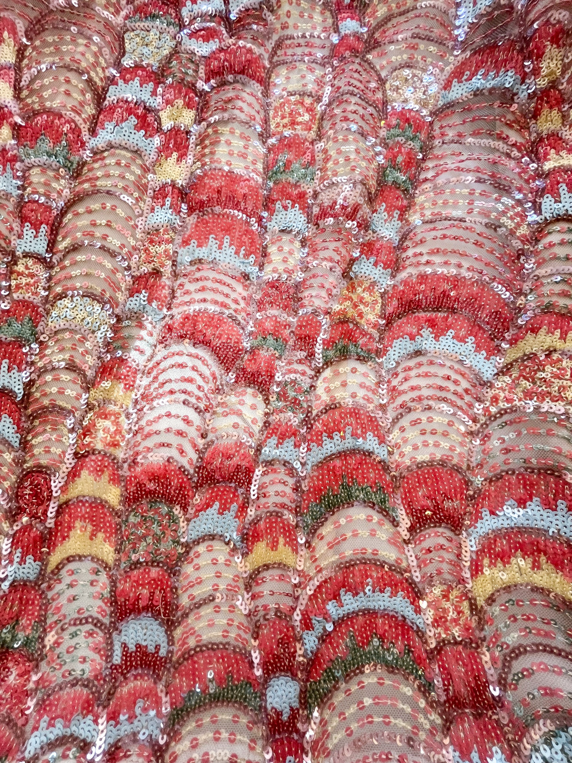 dettaglio tessuto full paillettes con motivo a squama di pesce